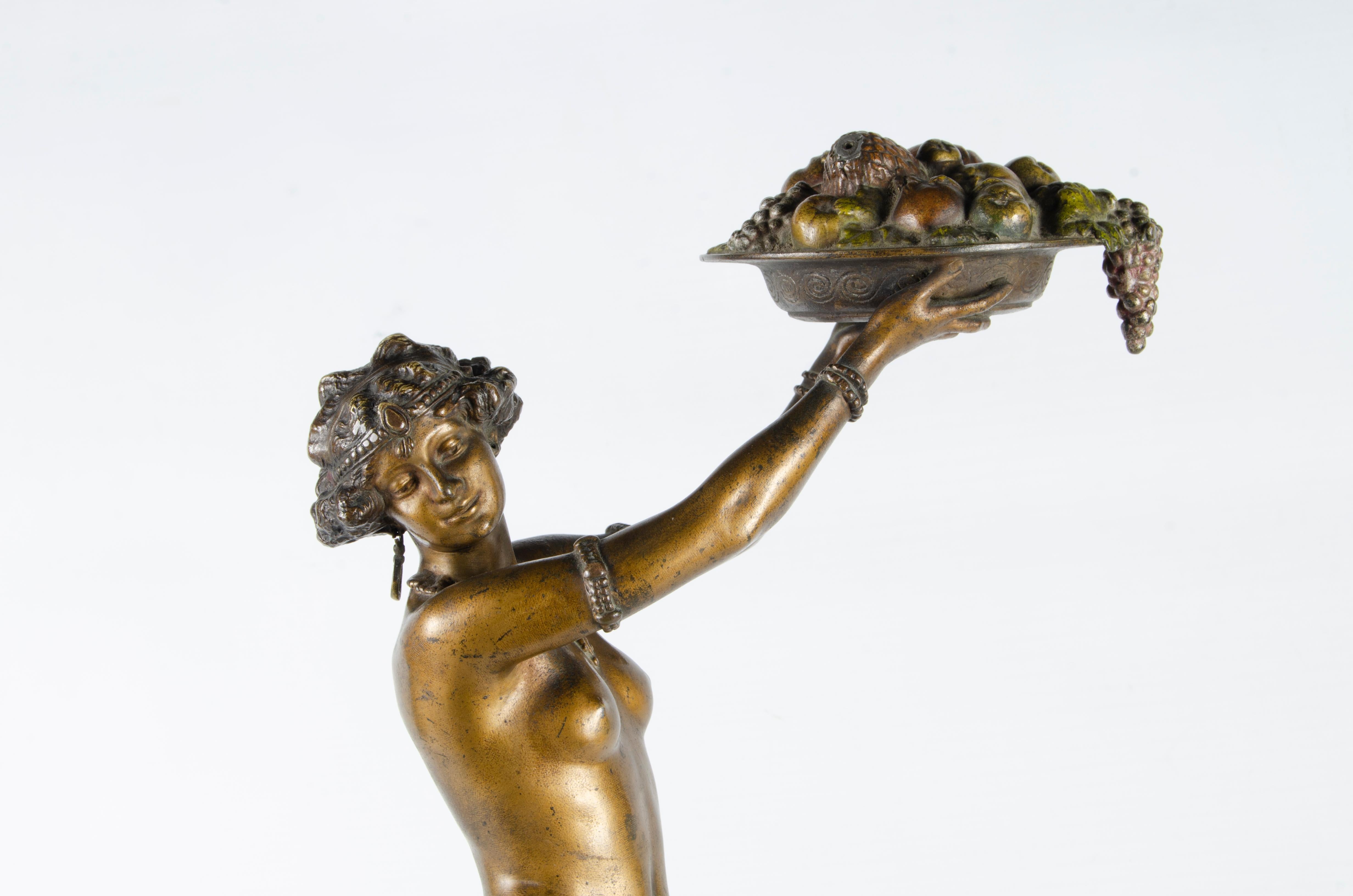Inizio XX secolo Scultura Jugendstil austriaca in bronzo Donna orientale con ciotola di Franz Bergmann in vendita
