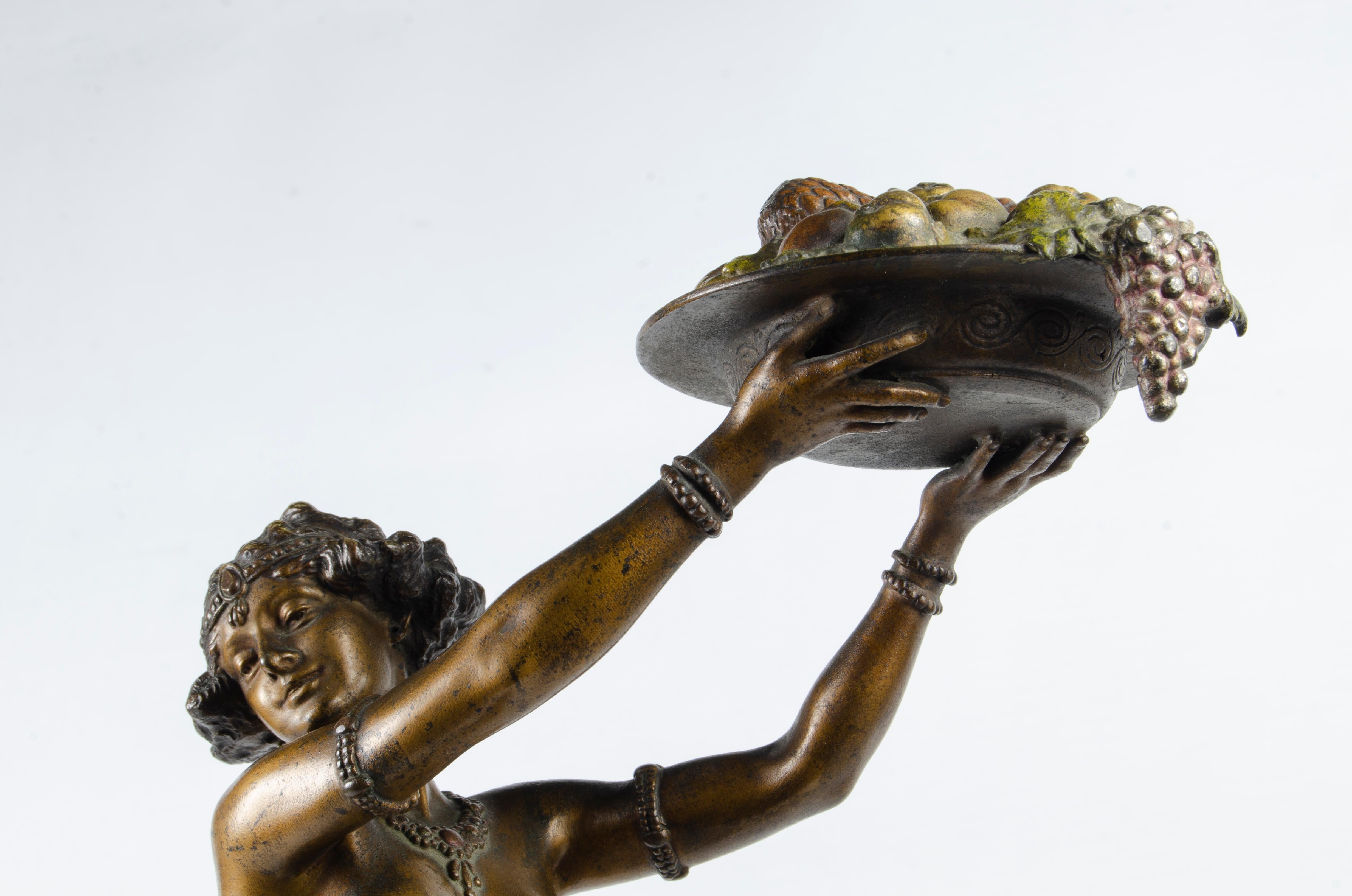 Scultura Jugendstil austriaca in bronzo Donna orientale con ciotola di Franz Bergmann in vendita 1