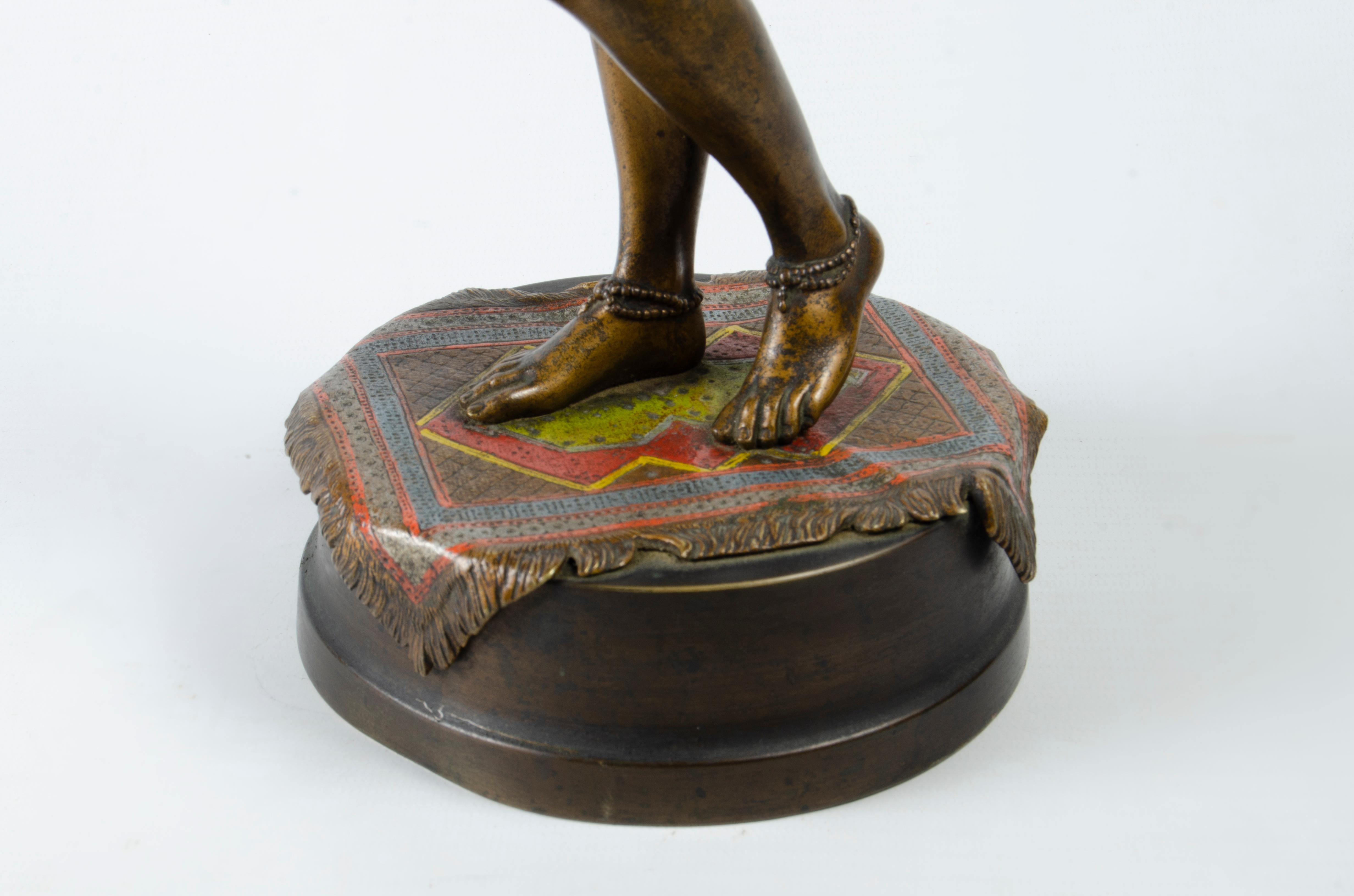 Scultura Jugendstil austriaca in bronzo Donna orientale con ciotola di Franz Bergmann in vendita 2