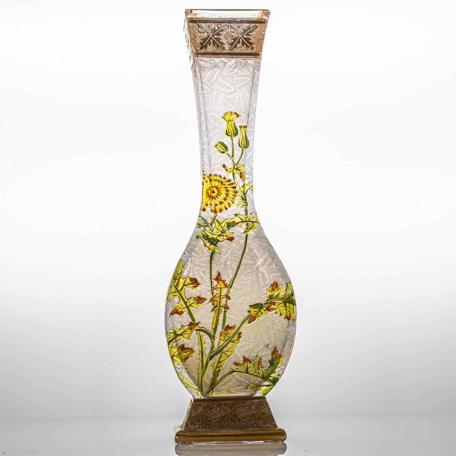 Luxus vom Feinsten, hochwertige Glasvase mit Löwenzahn für Baccarat, Frankreich.

Die Vase - aus Kunstglas - ist aus klarem Glas, mit gelben Pusteblumen und grünen Blättern darauf. Schöne Kunstwerke.

Im Jahr 1764 machte sich im Osten Frankreichs