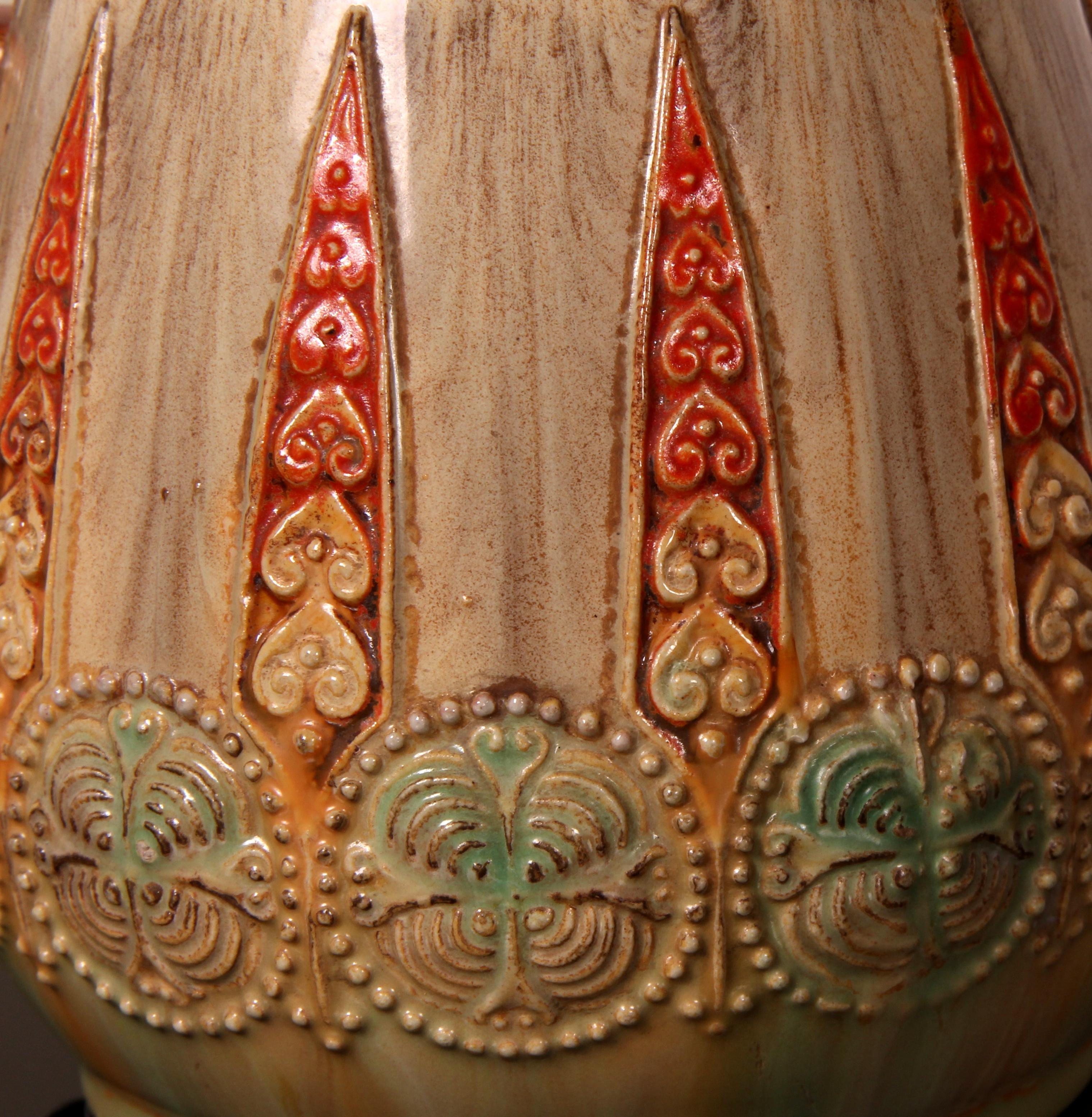 Bonito y único 
Art Nouveau STEIN 
tanto los colores como el dibujo son típicos del Jugendstil
tapa de peltre
Fabricado por WICK WERKE AG
Período de producción 	hacia 1915
País de fabricación Alemania
 H / altura: 11 cm (sin tapa)  ~  Gew. /