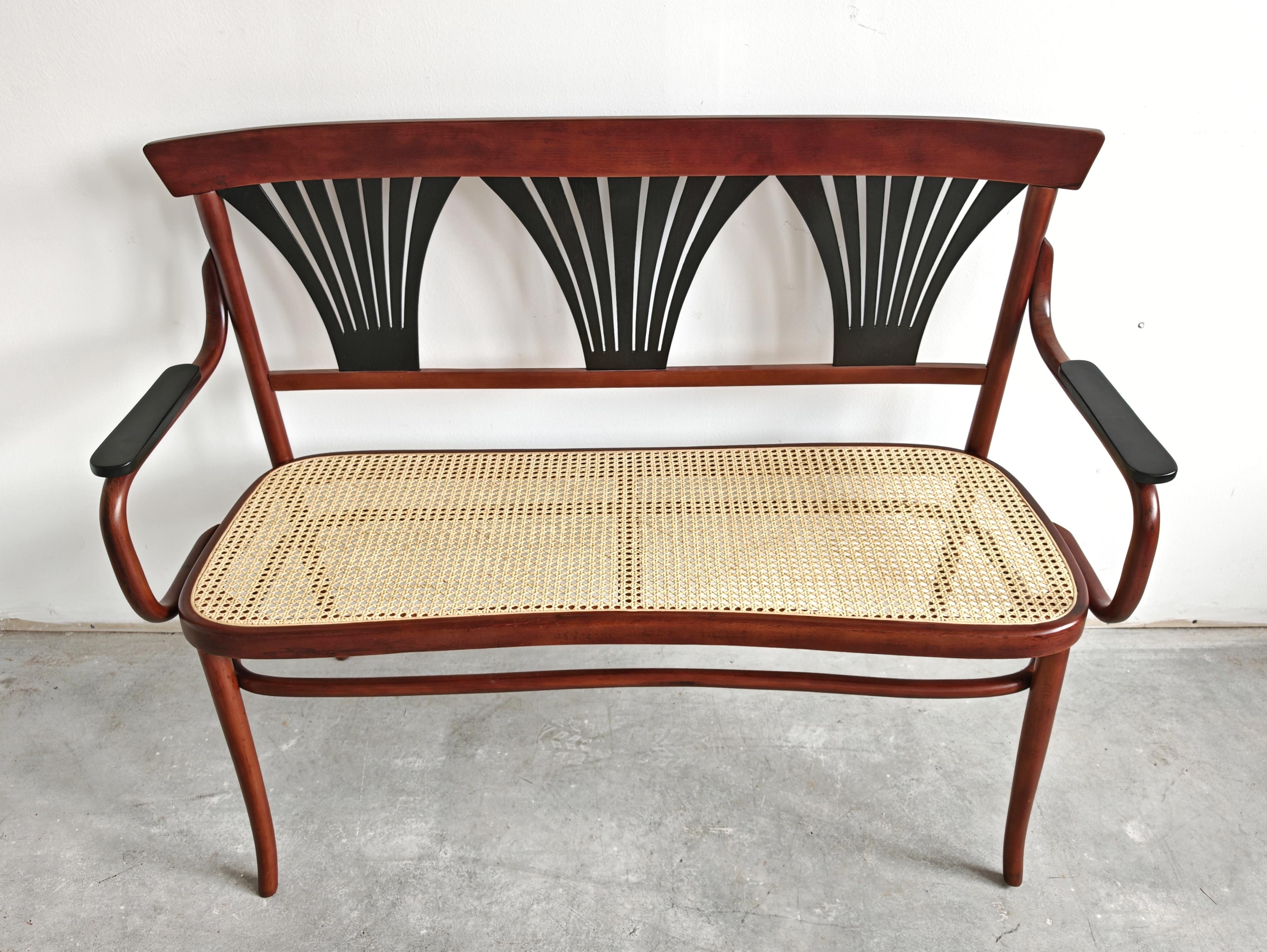 Dans cette annonce, vous trouverez un spectaculaire et extrêmement rare canapé ou banc Jugendstil ancien. Il est réalisé en bois courbé, avec une assise en rotin et des éventails dans le dossier. Il a été fabriqué par Mundus en Autriche, vers les