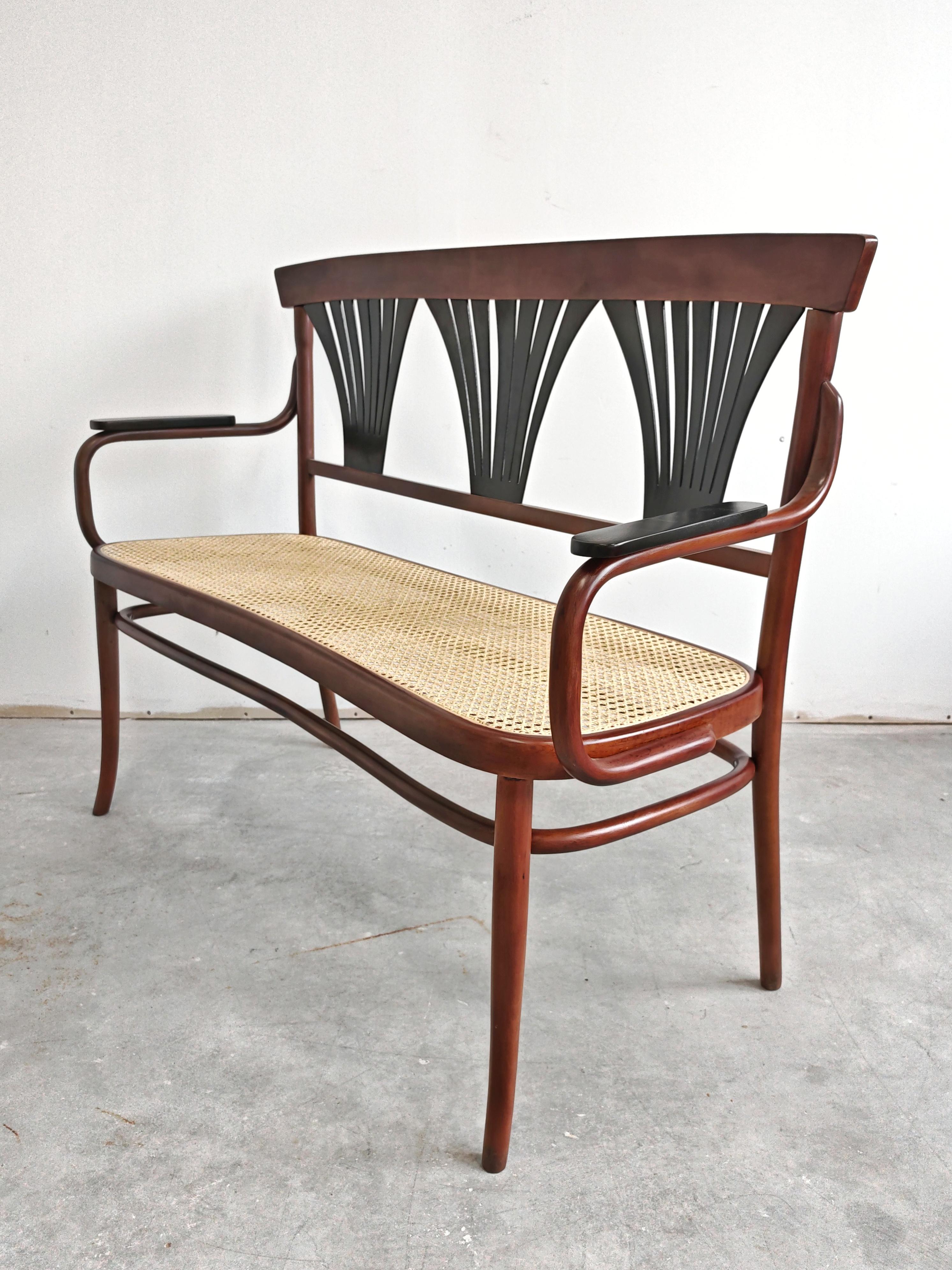 Autrichien Banc ou banquette Jugendstil en bois courbé, avec siège en rotin, Autriche, années 1910 en vente