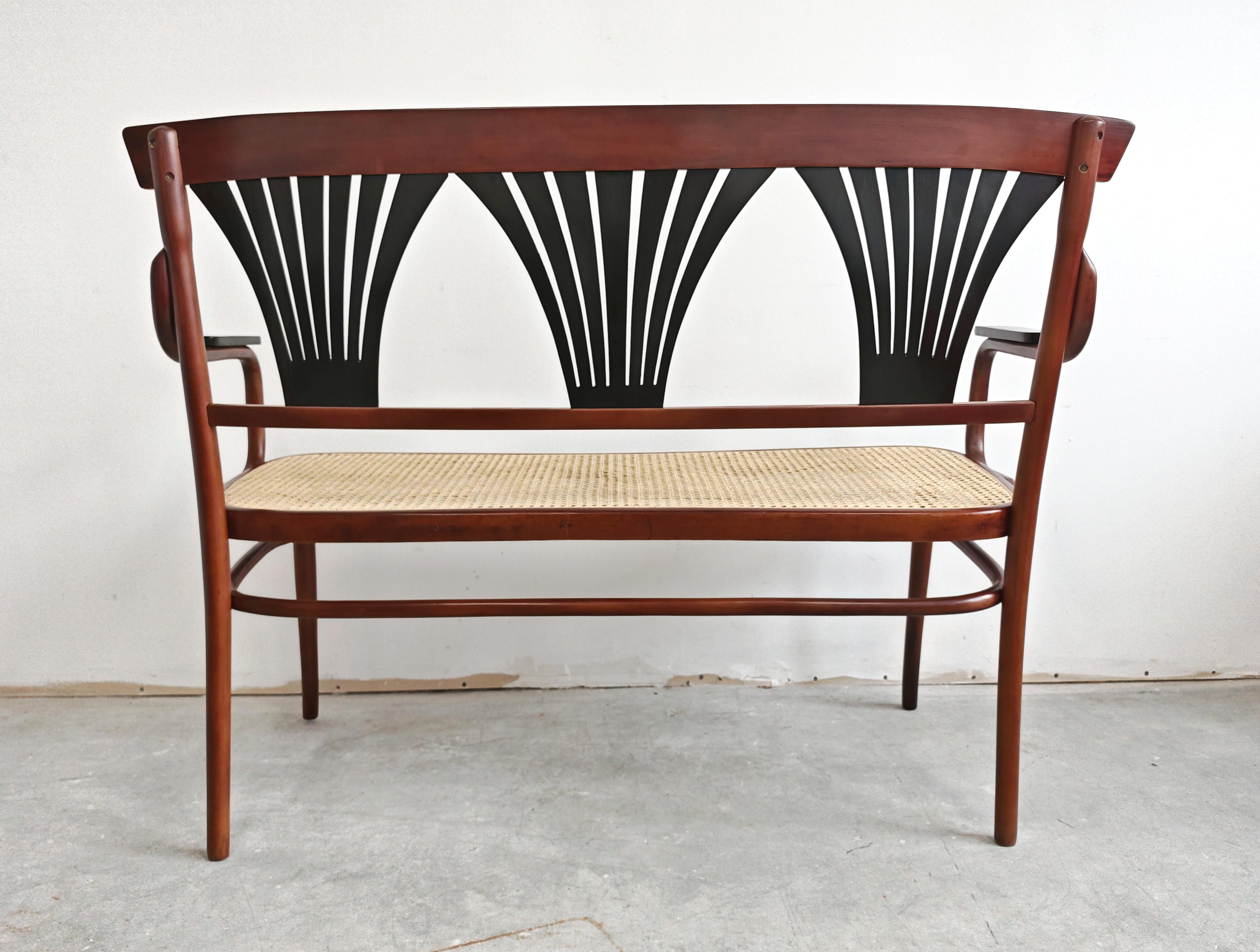 Début du 20ème siècle Banc ou banquette Jugendstil en bois courbé, avec siège en rotin, Autriche, années 1910 en vente