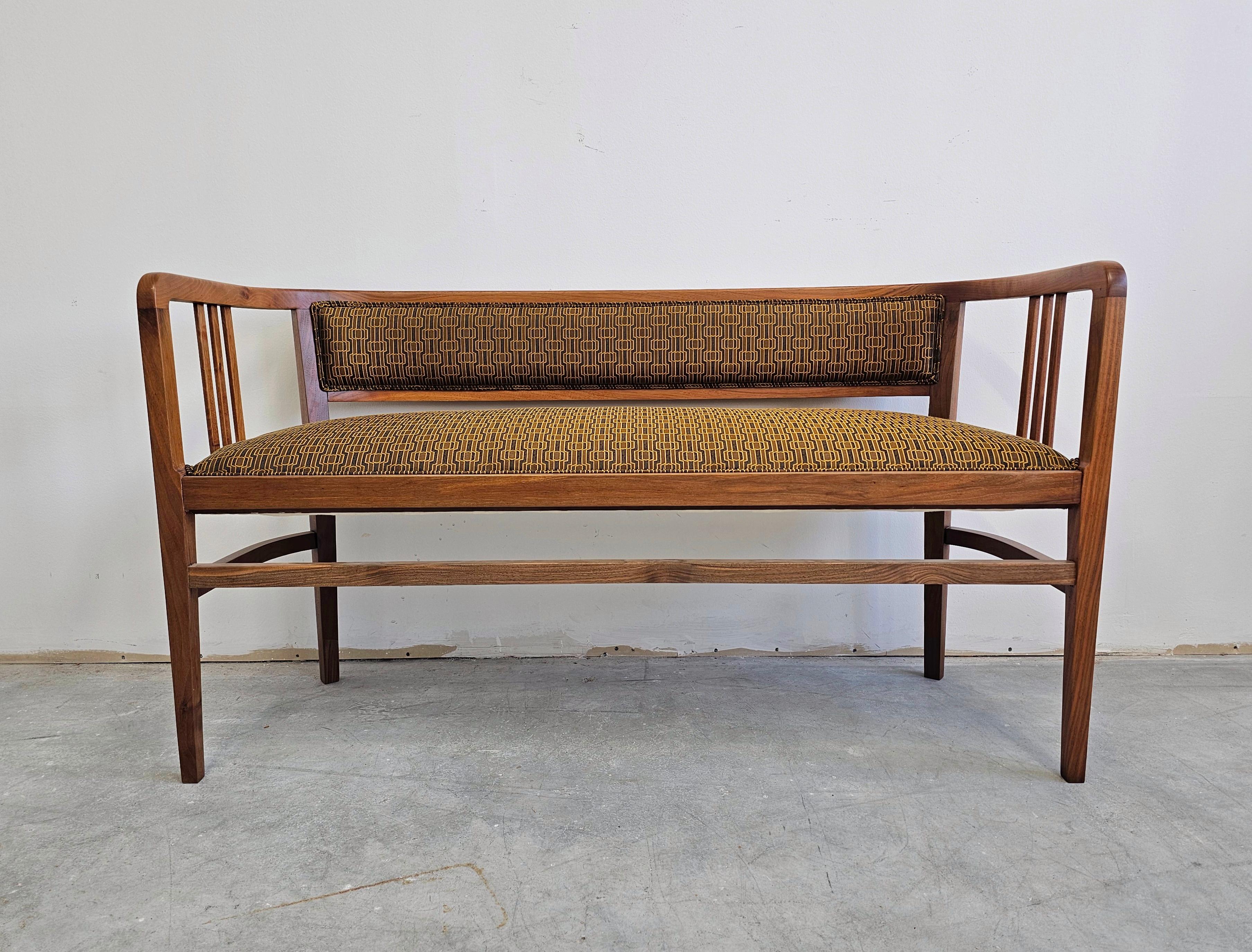 Autrichien Banc ou canapé Jugendstil en noyer massif, retapissé, Autriche, années 1910 en vente