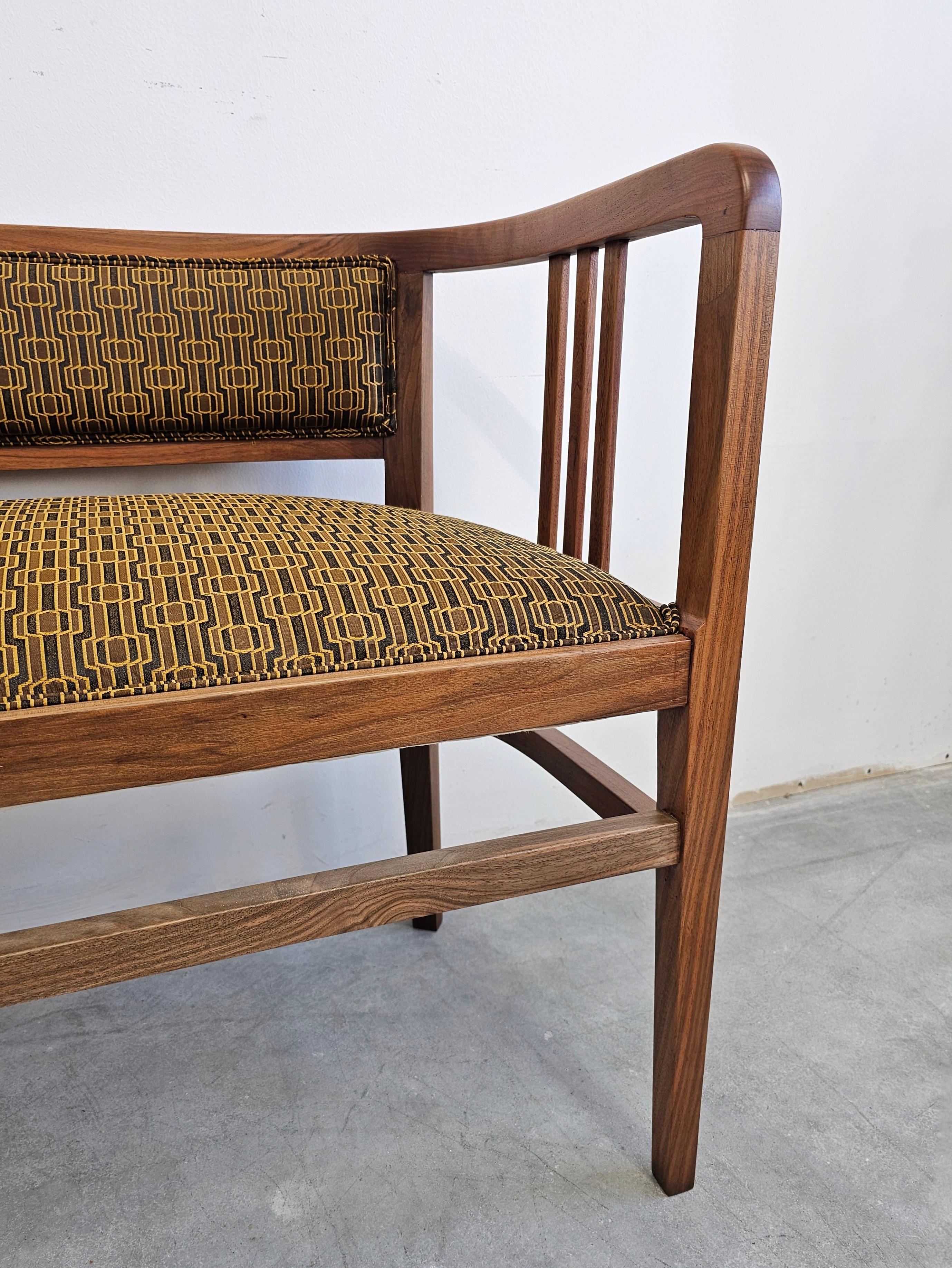 Banc ou canapé Jugendstil en noyer massif, retapissé, Autriche, années 1910 Excellent état - En vente à Beograd, RS