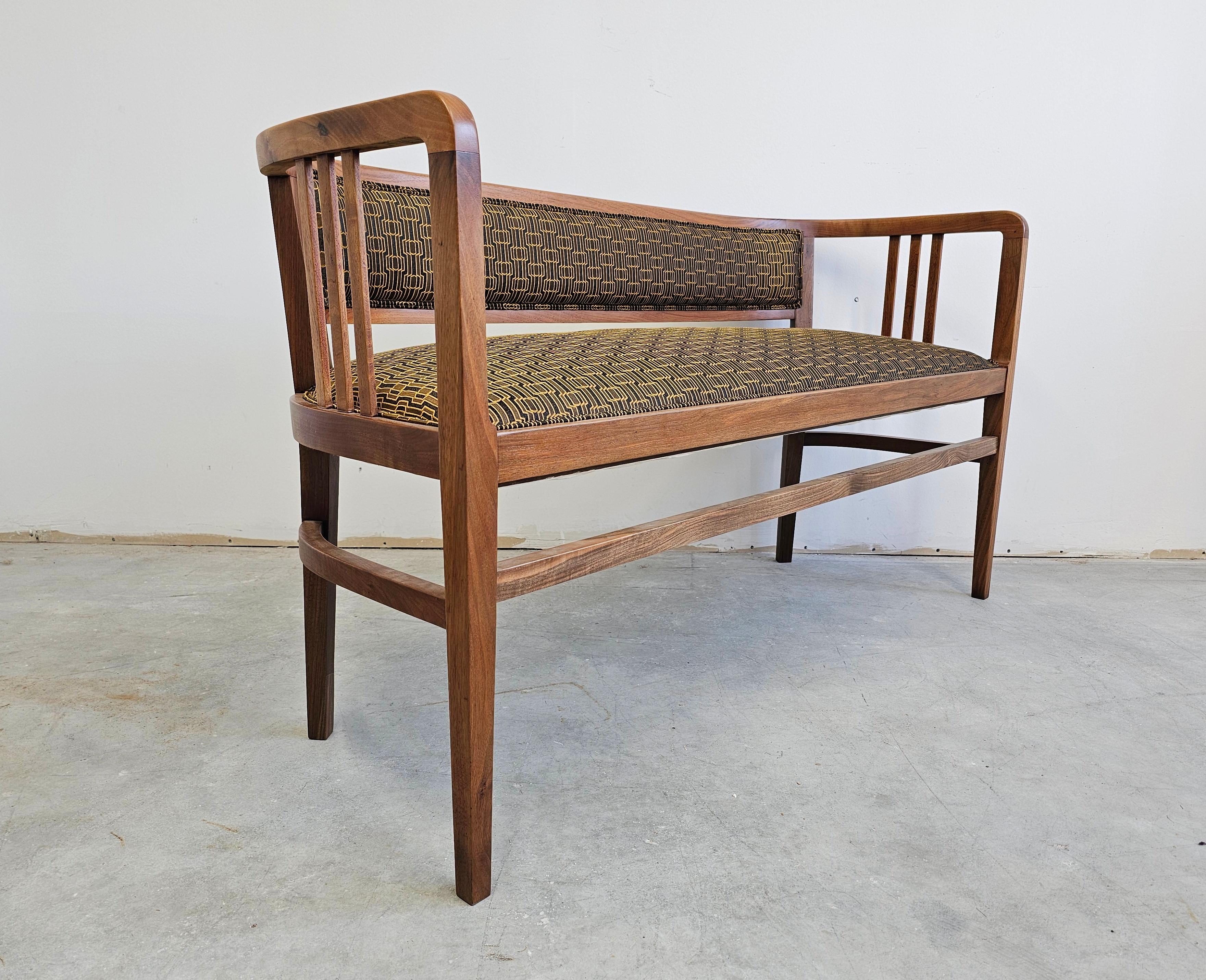 Tissu Banc ou canapé Jugendstil en noyer massif, retapissé, Autriche, années 1910 en vente