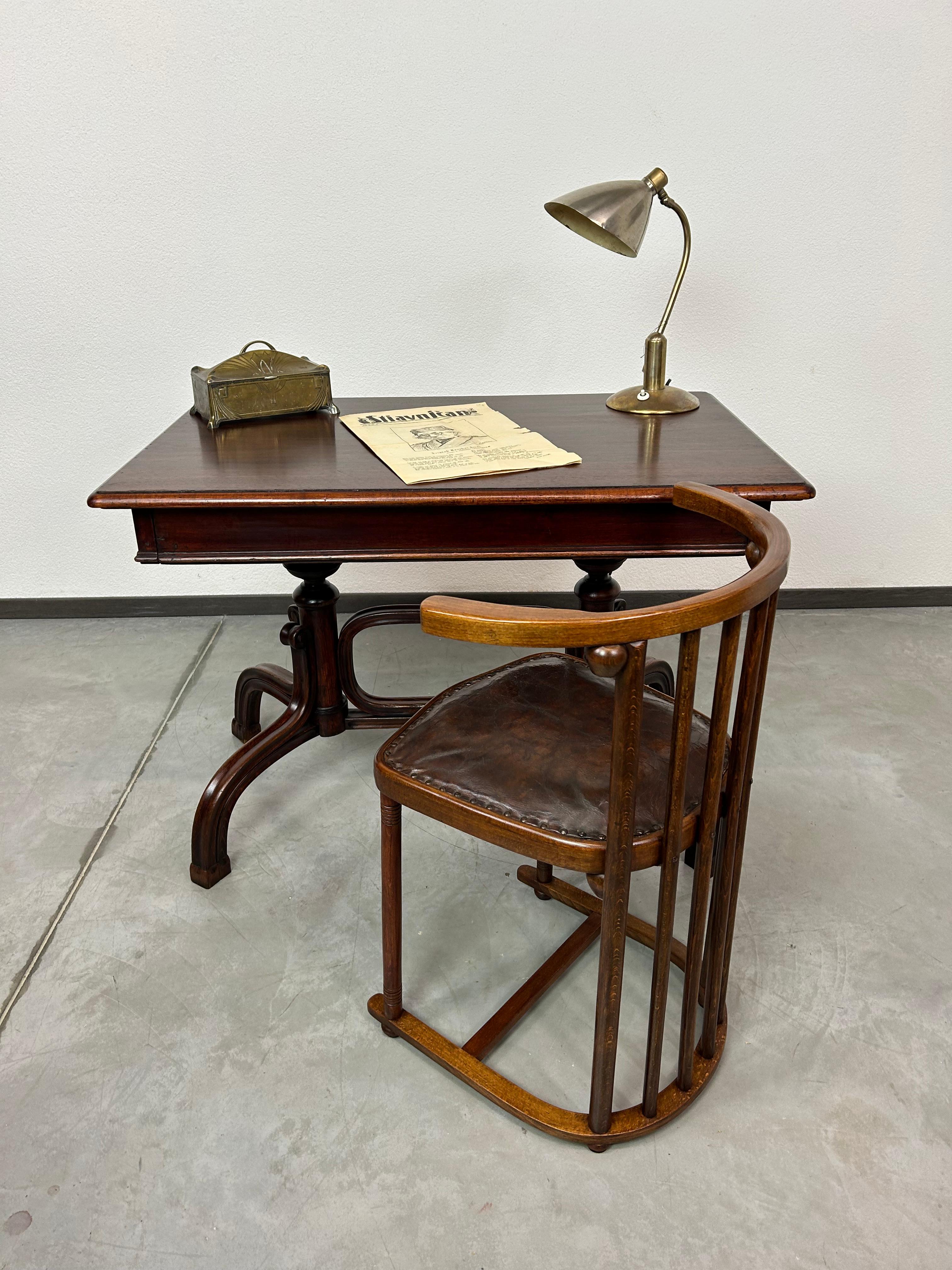 Jugendstil Bugholzschreibtisch von Thonet in sehr schönem Originalzustand mit Gebrauchsspuren.