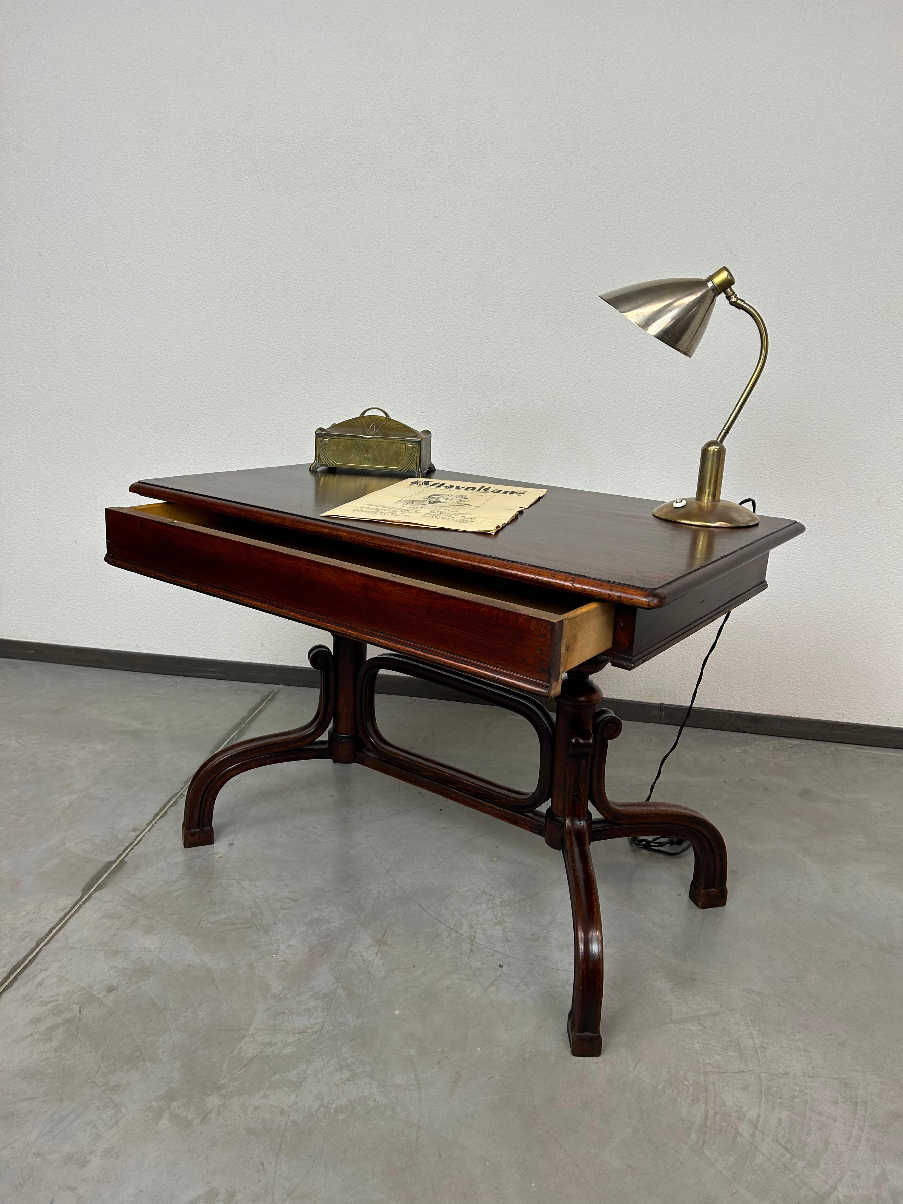 Schreibtisch aus Bugholz im Jugendstil von Thonet im Zustand „Gut“ im Angebot in Banská Štiavnica, SK