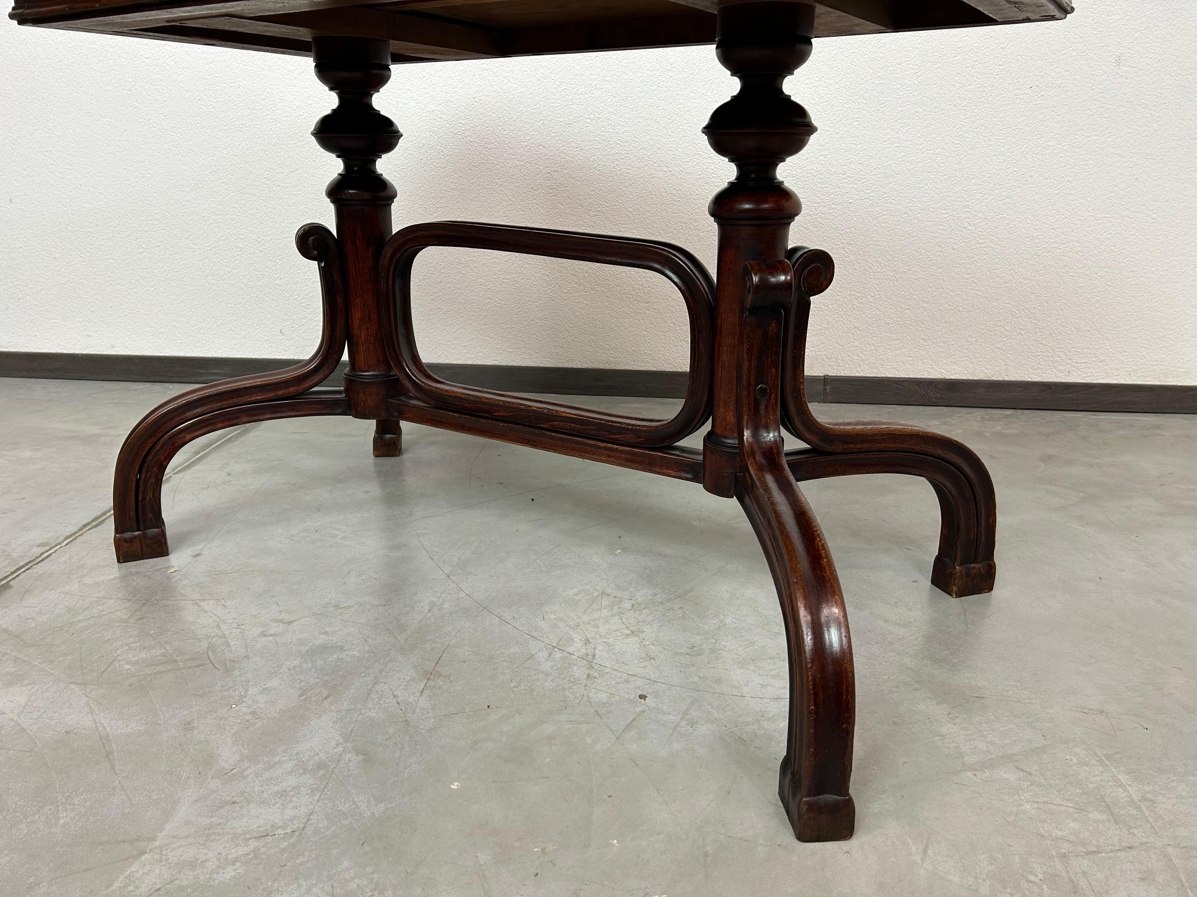 Schreibtisch aus Bugholz im Jugendstil von Thonet (Frühes 20. Jahrhundert) im Angebot