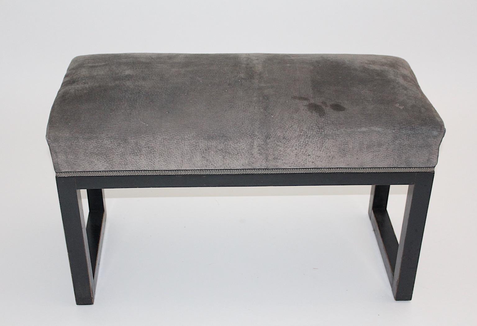 Pequeño banco Jugendstil de haya negra y ante gris diseñado por Josef Hoffmann hacia 1905, Viena.
Un precioso banco pequeño con armazón de madera maciza de haya teñida de negro, mientras que la funda luce piel de ante gris. 
Este impresionante banco