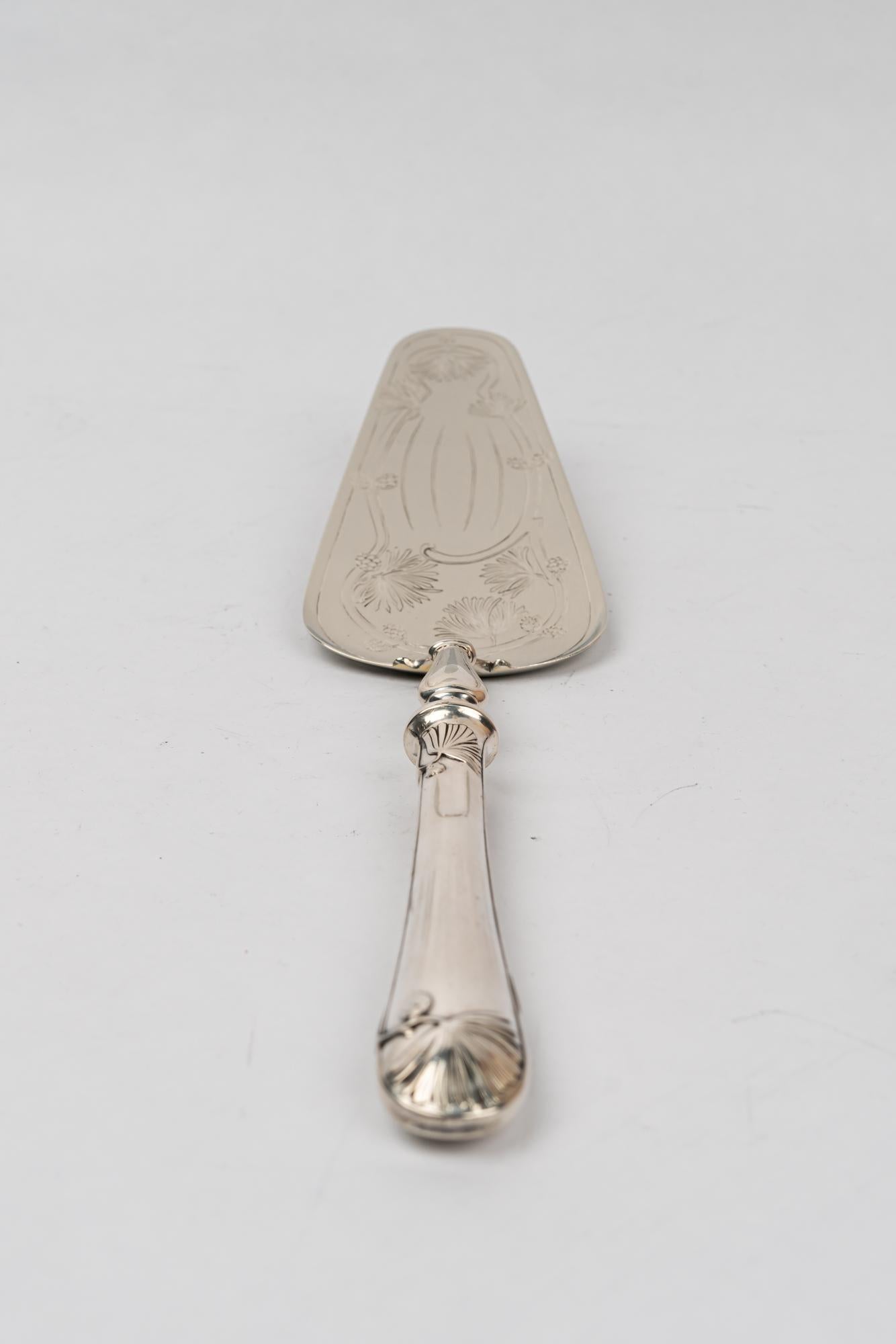 Pelle à gâteau Jugendstil en laiton (argenté) autriche 1908
Uniquement poli