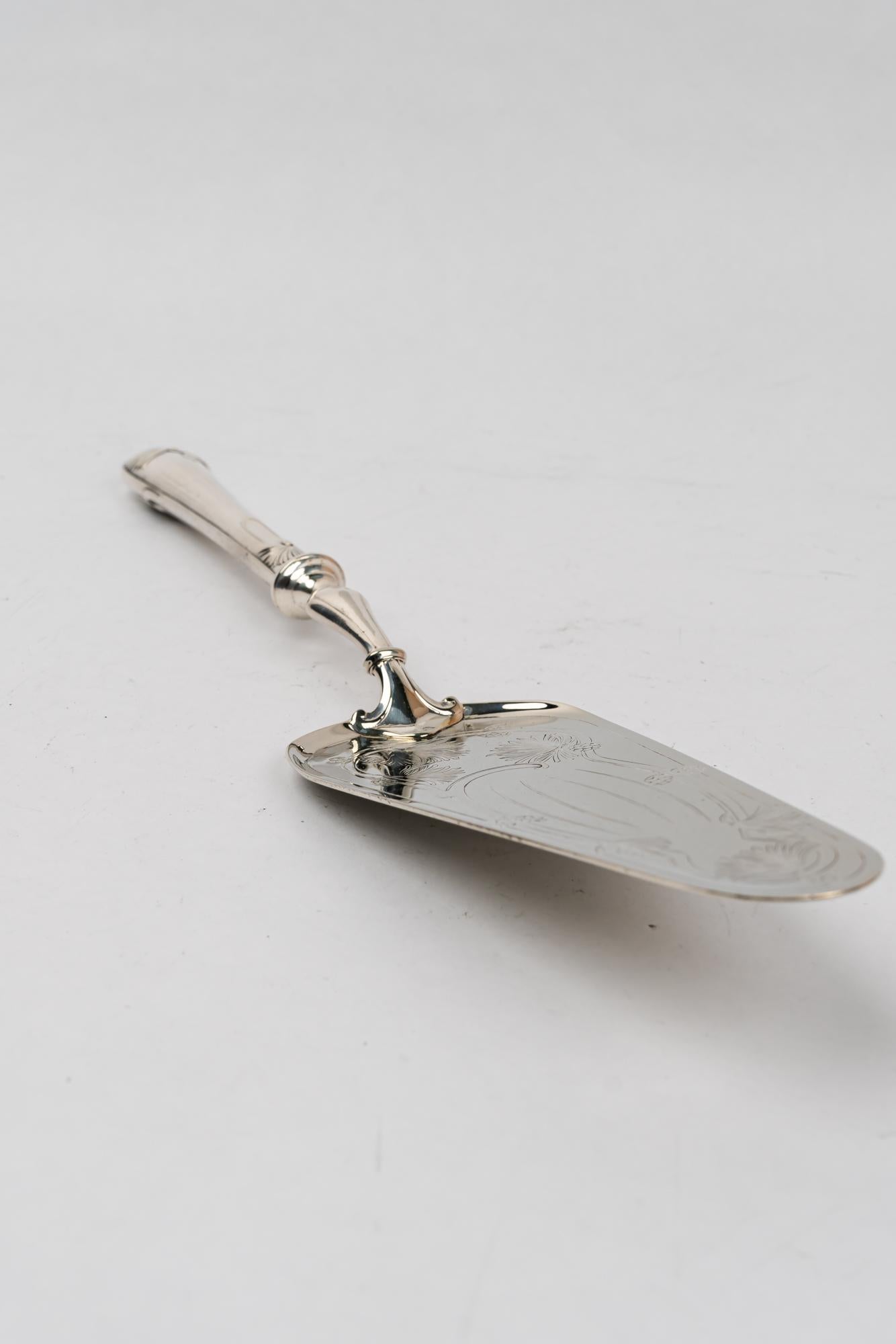 Autrichien Pelle à gâteau Jugendstil en laiton (argenté) autriche 1908 en vente