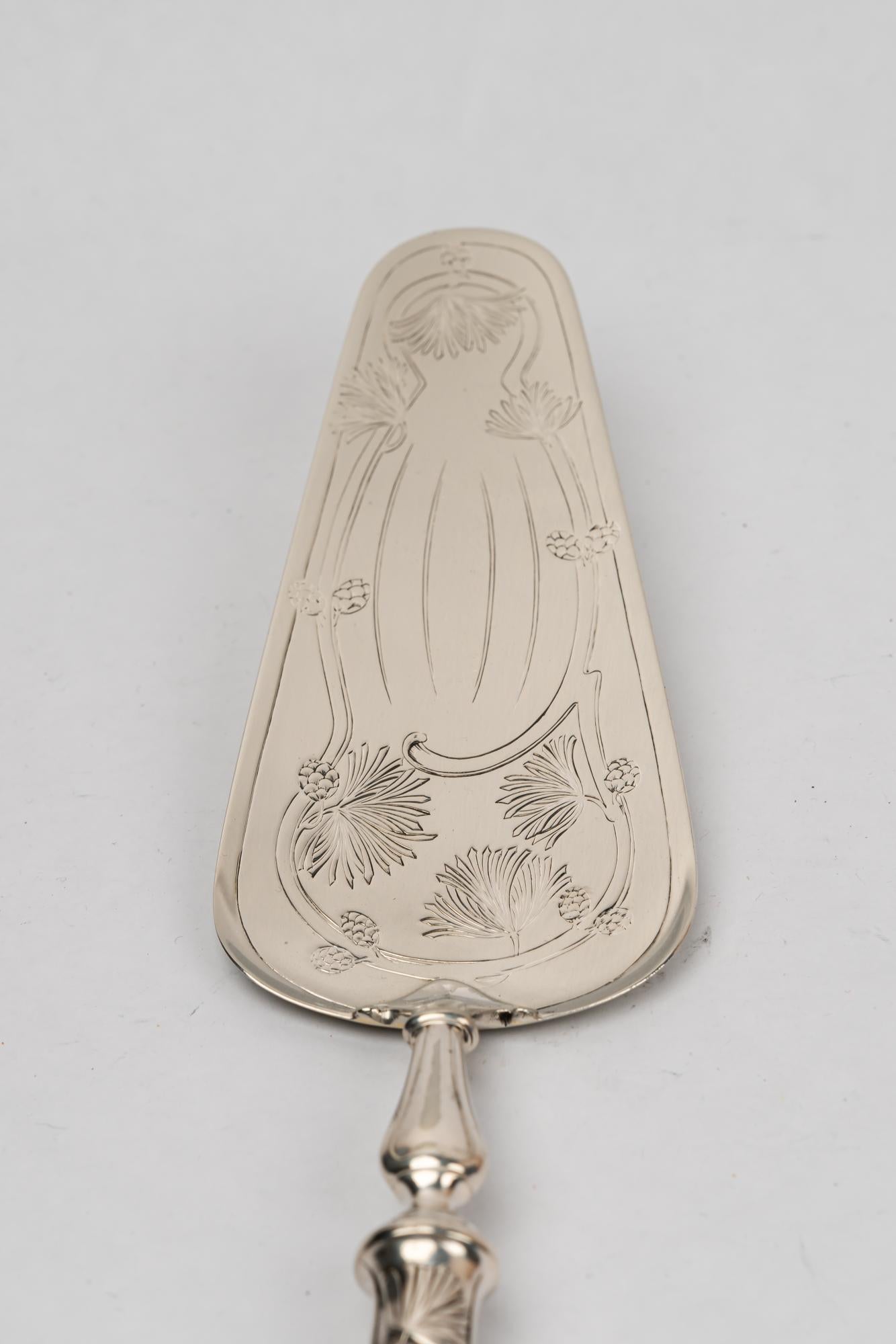 Pelle à gâteau Jugendstil en laiton (argenté) autriche 1908 en vente 1