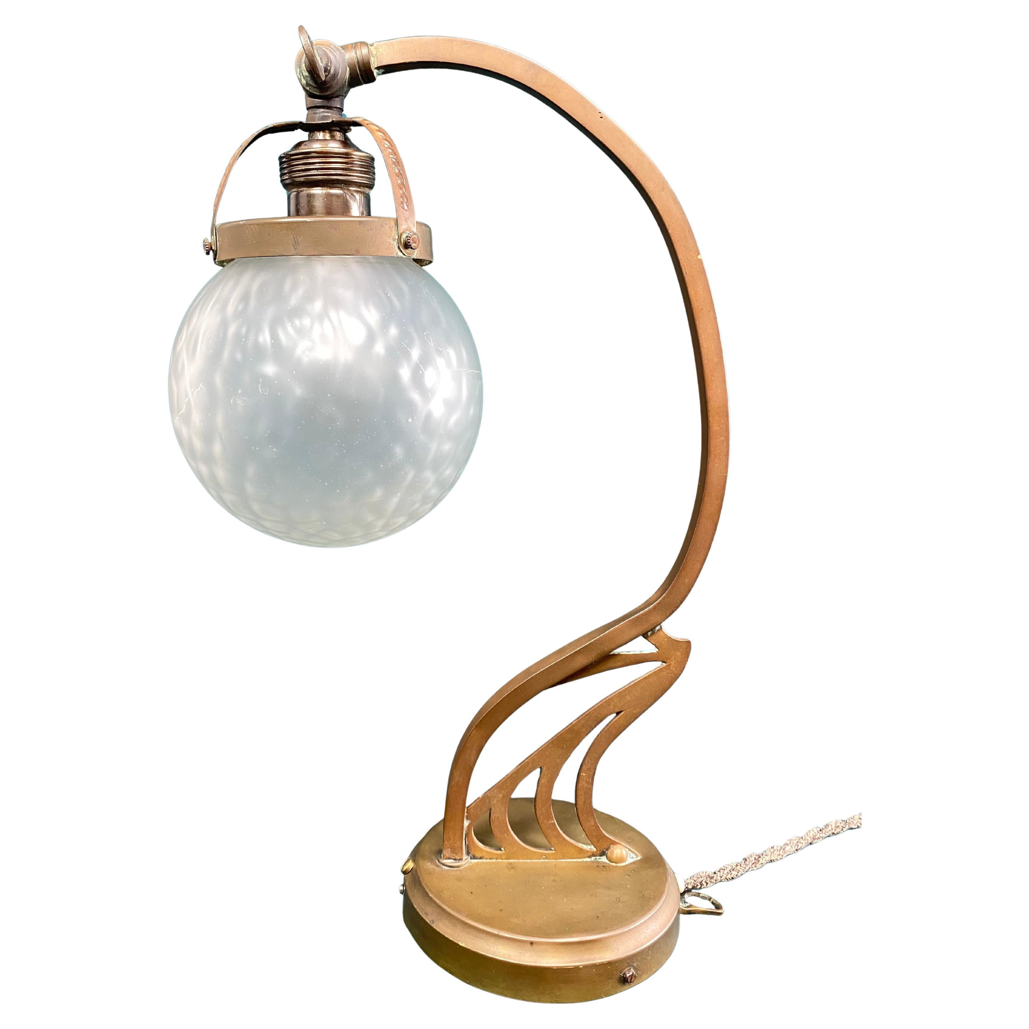 Lámpara de mesa Jugendstil de latón en venta