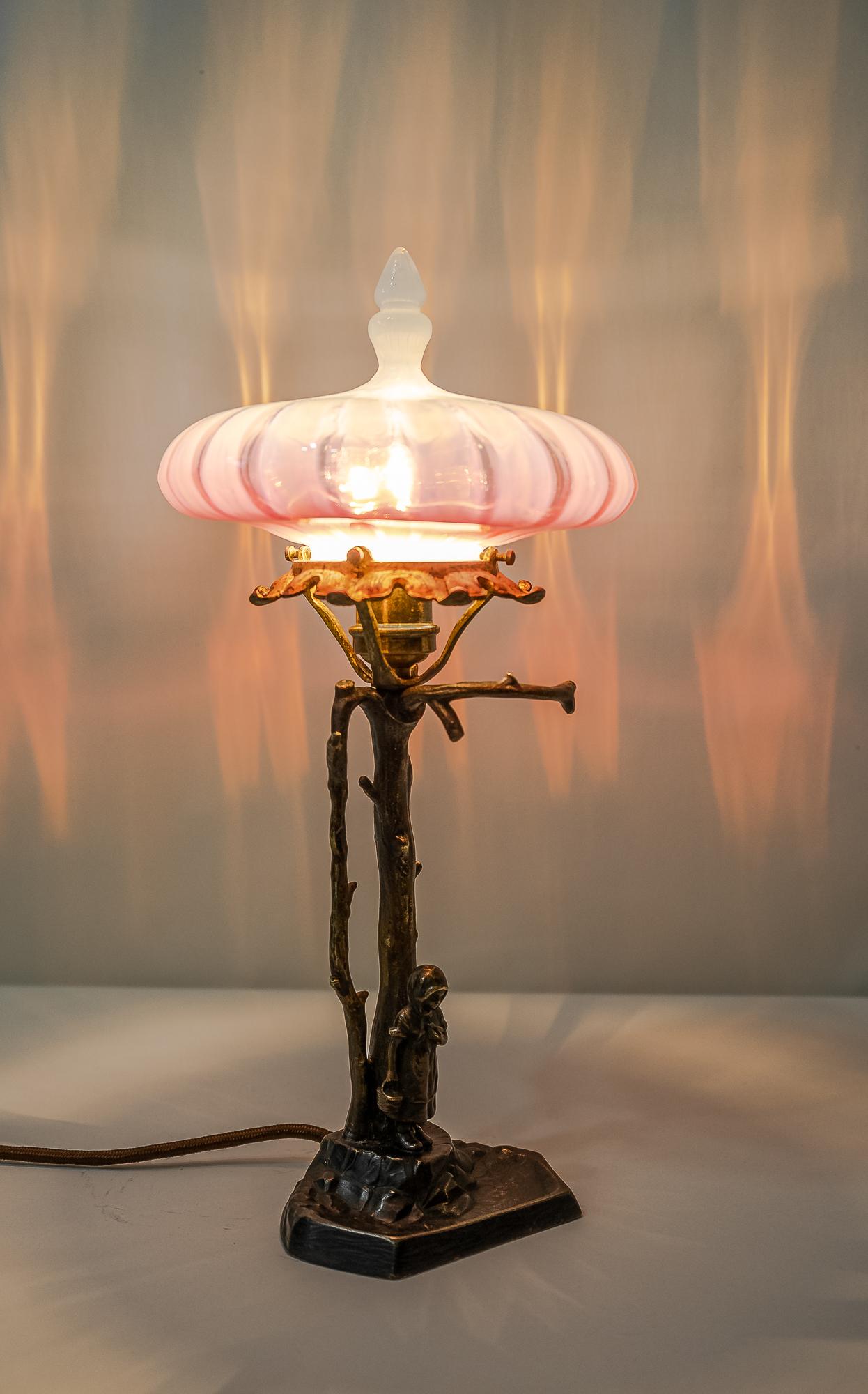 Jugendstil-Tischlampe aus Bronze mit Opalin-Glasschirm, Wien, um 1908 im Angebot 10