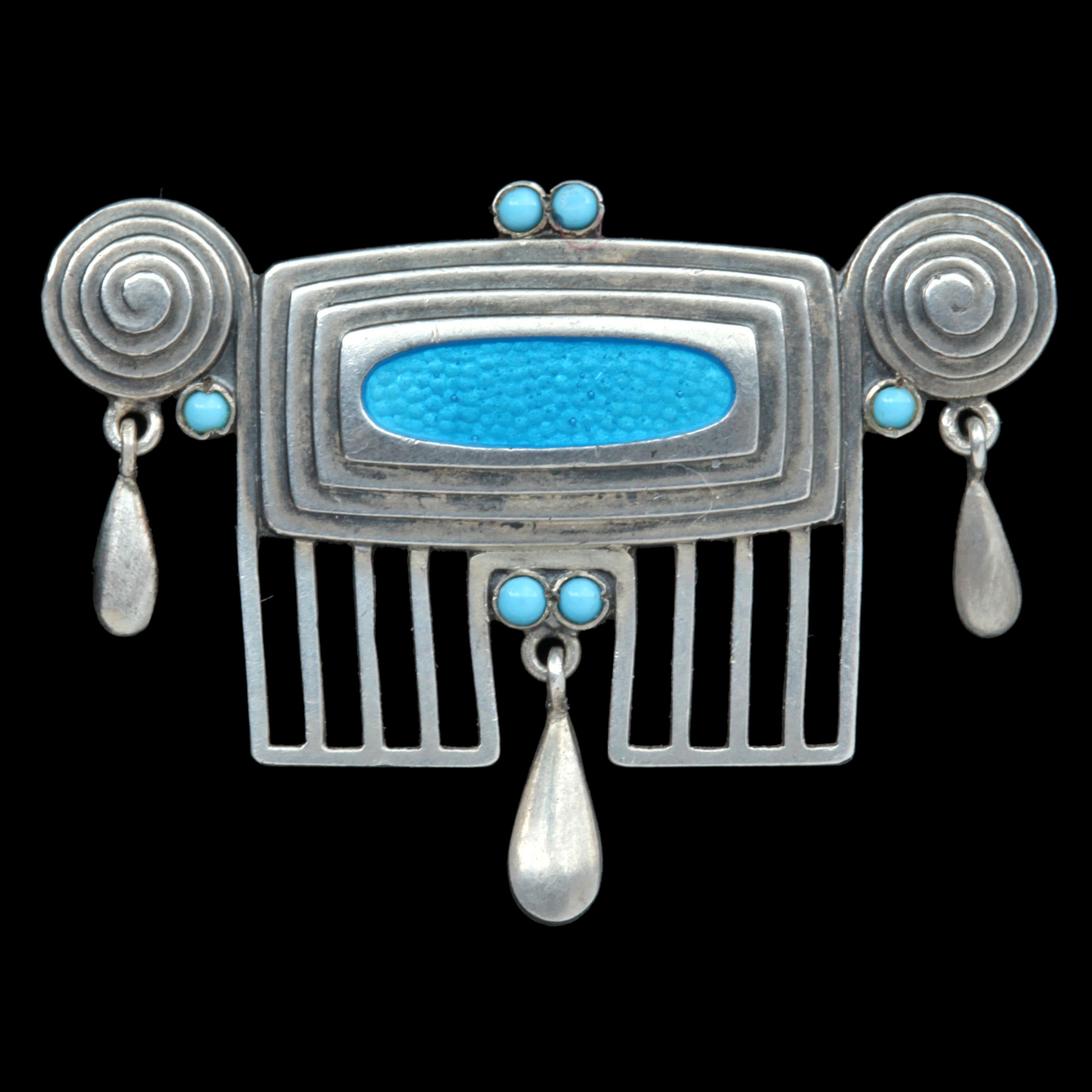 Spilla Andreas Odenwald Jugendstil, 1905 circa
Spilla Jugendstil
Argento e smalto
H  2.00cm (0.79 in)    W  3,80 cm (1,50 in)
Origine 	Tedesco, 1905 circa
Marchi 	Monogramma AO 900 & GESCHUTZ
Caso 	Astuccio montato
Peso 	7,30 grammi
Letteratura
cfr.