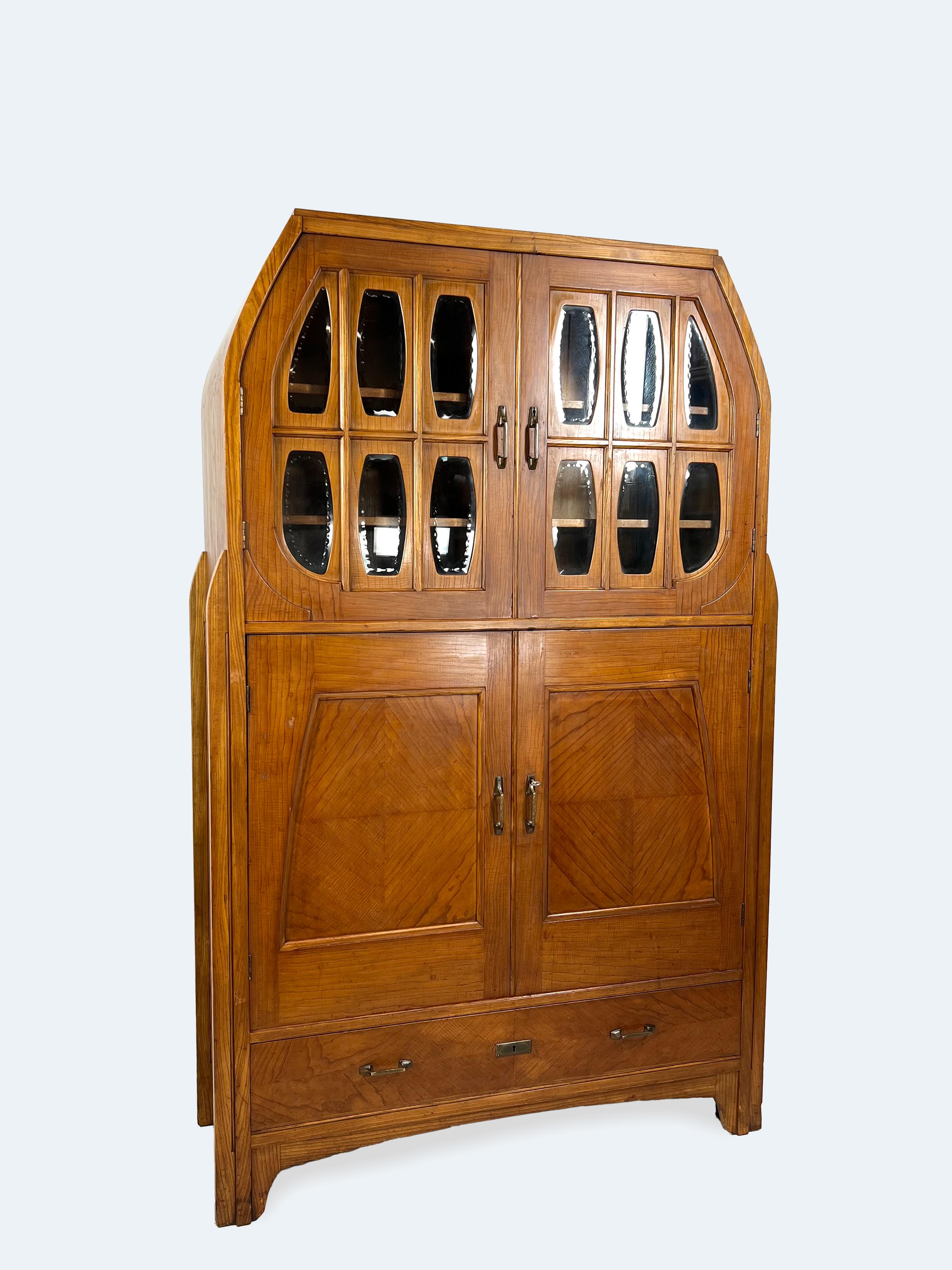 Der um 1905 vom Schweizer Designer Alfred Johann Altherr senior entworfene Jugendstilschrank ist ein bemerkenswertes Beispiel für den Berliner Jugendstil. Mit seinen raffinierten Proportionen, dem Reichtum an MATERIALEN und der Liebe zum Detail ist