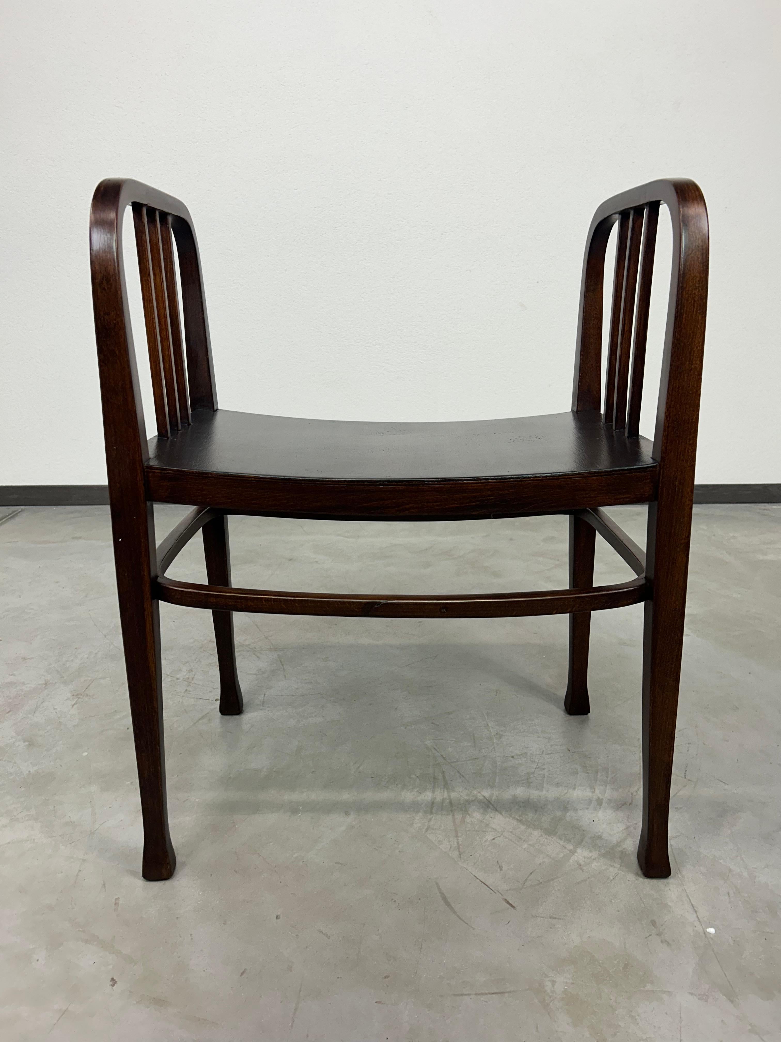Causeuse Jugendstil n° 6611 atr. à Otto Wagner pour Thonet. Teinté et repoli par des professionnels.