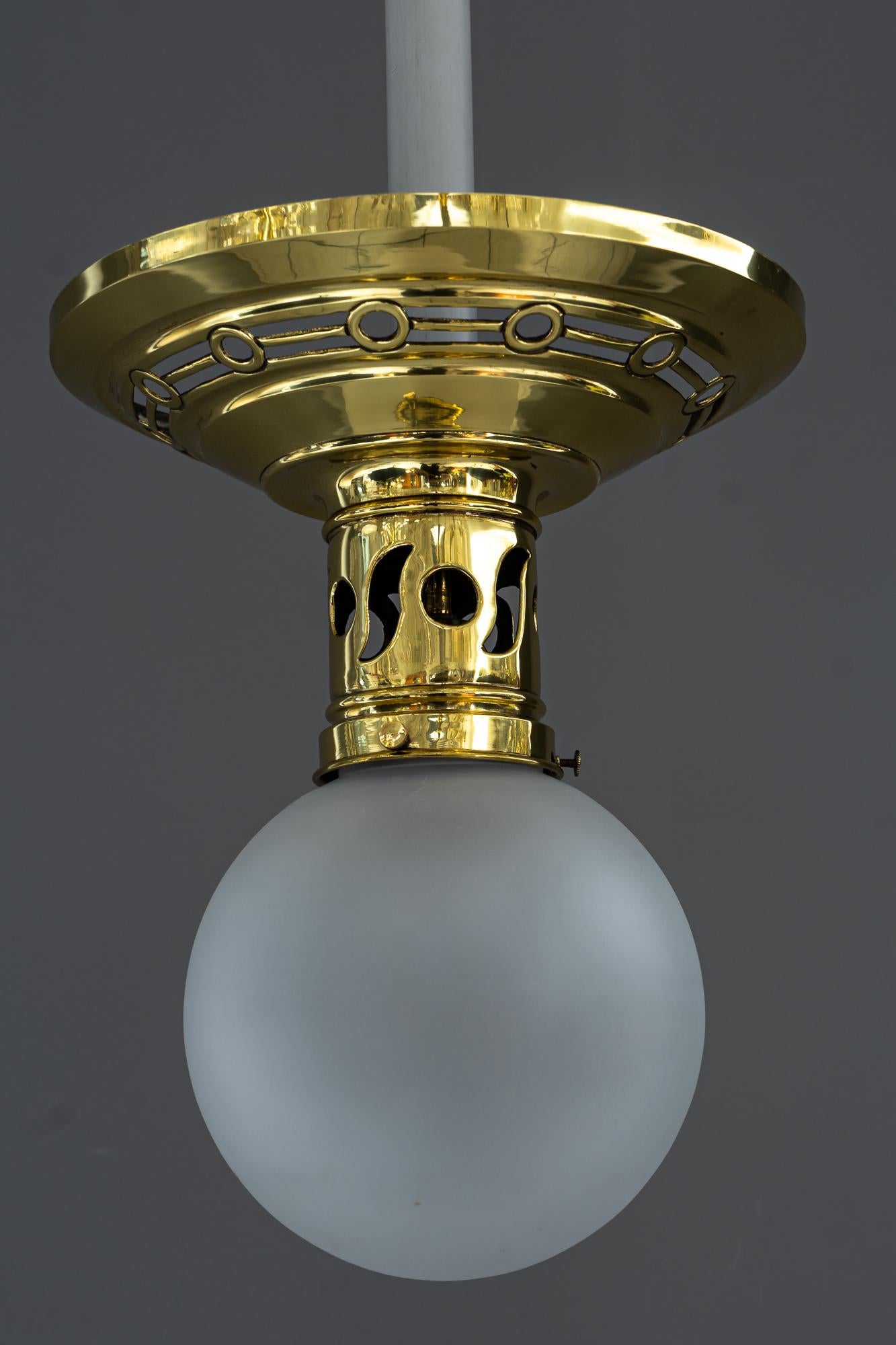 Jugendstil-Deckenleuchte um 1908 mit originalem Opalglas-Schirm (Österreichisch) im Angebot