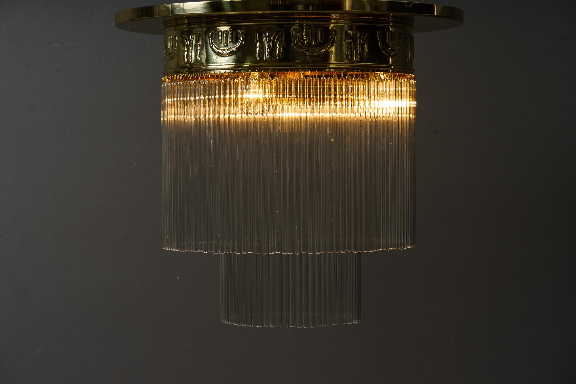 Jugendstil-Deckenlampe mit Glasstäben Wien um 1908.
Glasstäbe werden ersetzt (neu)
4 Glühbirnen.