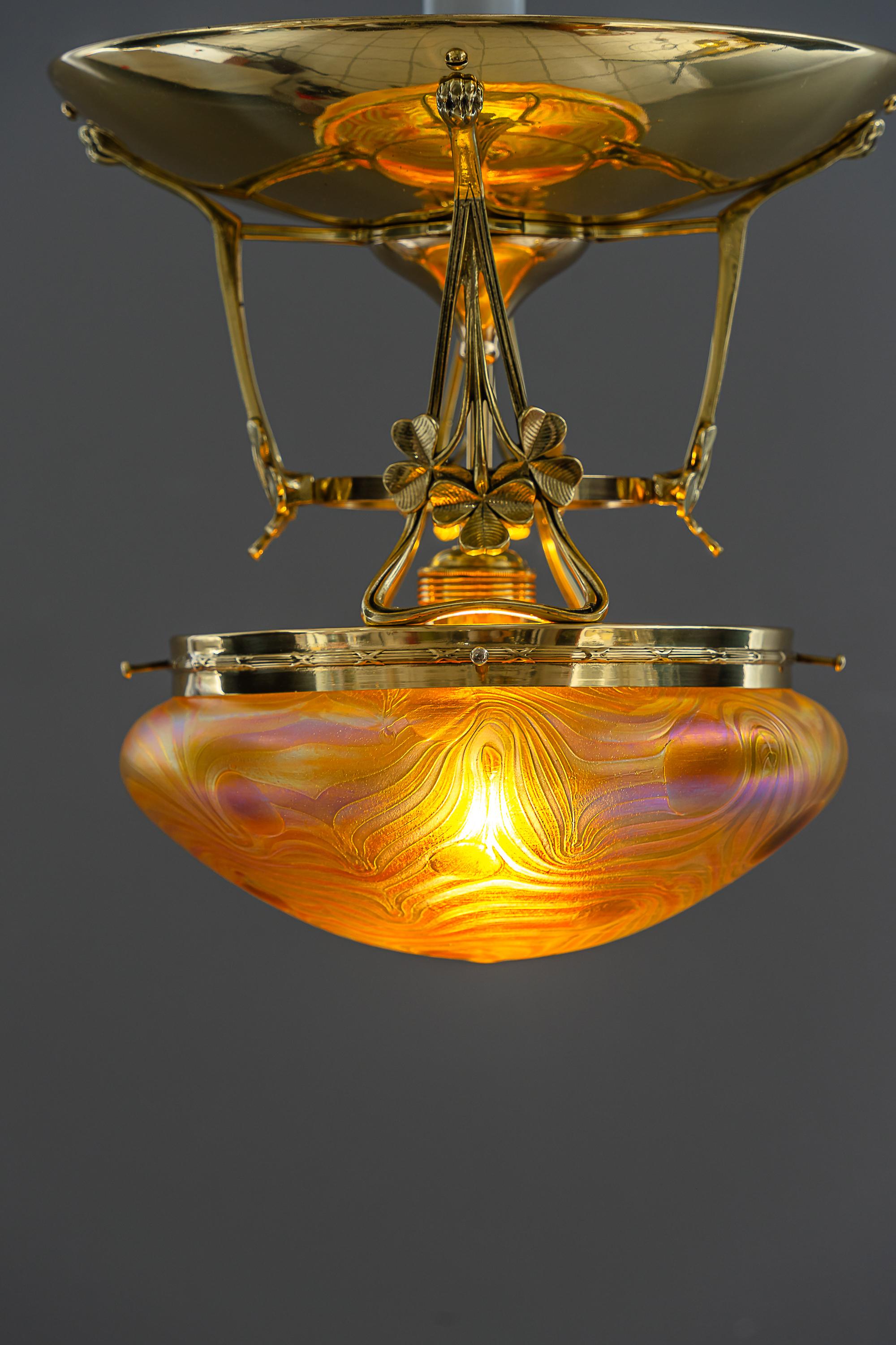 Jugendstil florale Deckenlampe mit Lötzenglasschirm wien um 1908
Schöne Ausführung
Messing poliert und emailliert
