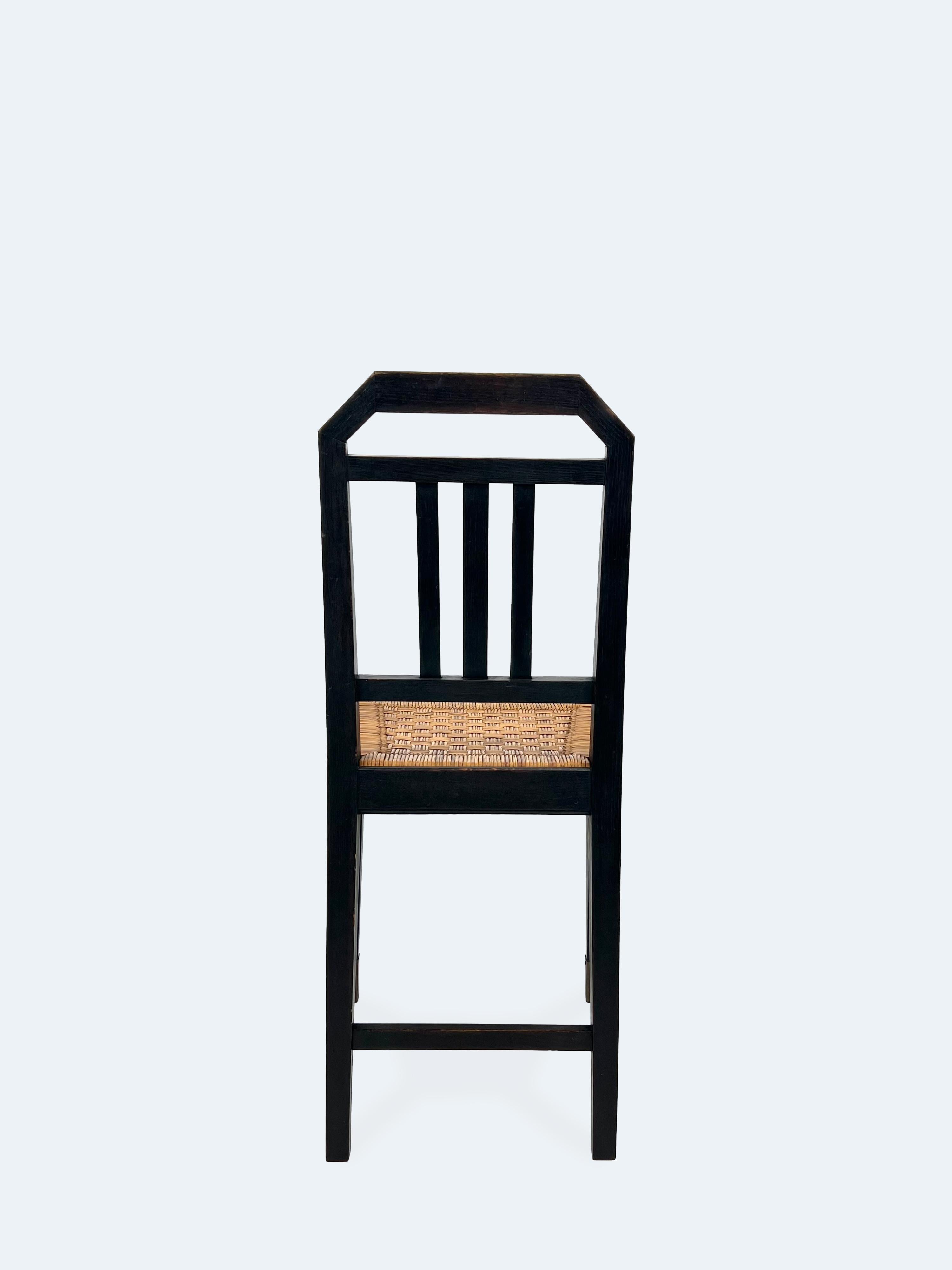 Dieser Jugendstil-Stuhl aus dem frühen 20. Jahrhundert spiegelt den raffinierten Minimalismus und die geometrische Präzision der Wiener Secession wider. Seine Form ist klar definiert, wobei Klarheit gegenüber Ornamenten im Vordergrund steht, und
