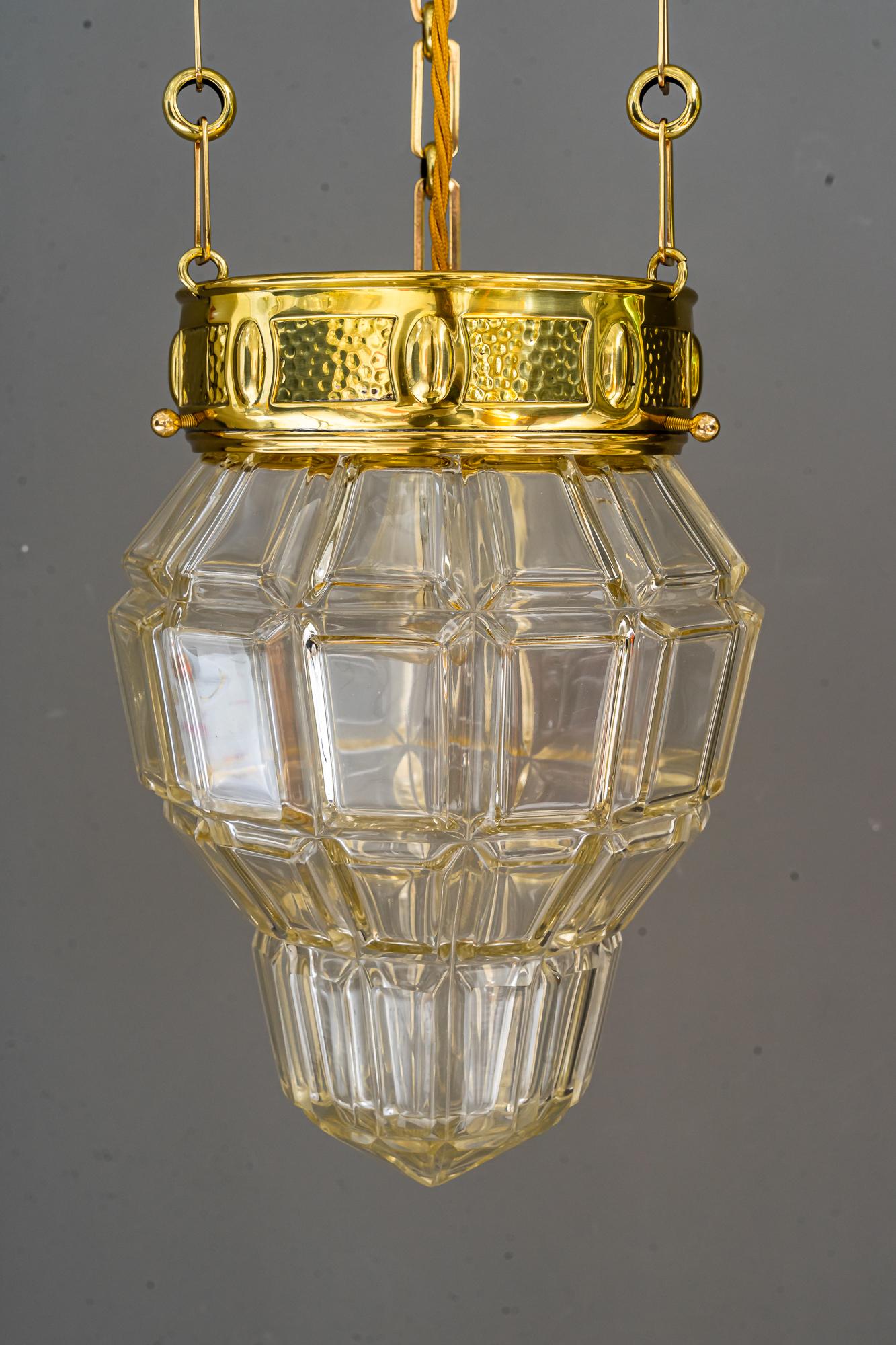 Jugendstil-Kronleuchter mit geschliffenem Glasschirm, Wien, 1910er Jahre (Lackiert) im Angebot