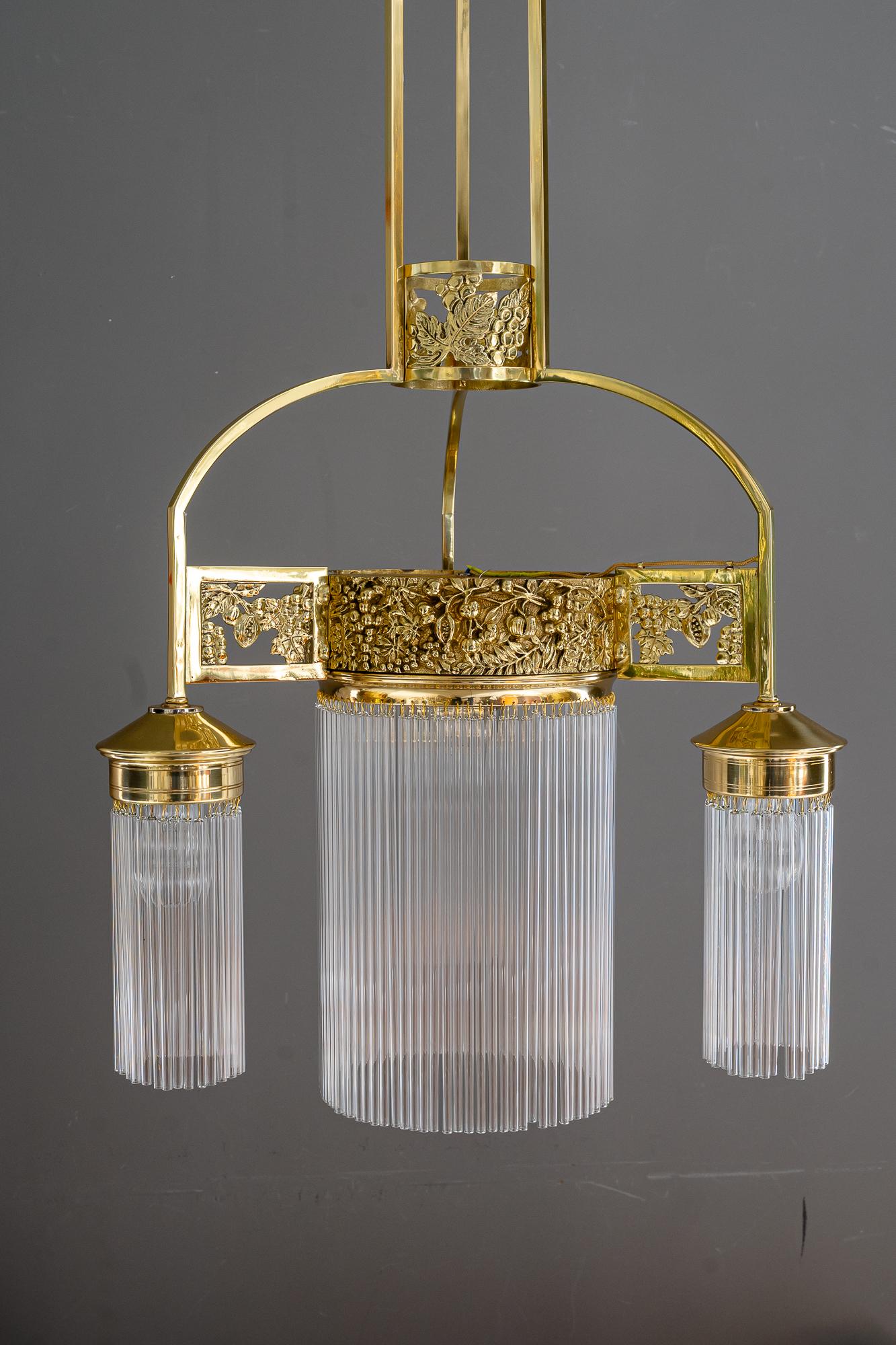 Lampadario Jugendstil con bacchette di vetro vienna 1908 circa
Ottone lucidato e smaltato a fuoco
I bastoncini di vetro sono stati sostituiti (nuovi)
