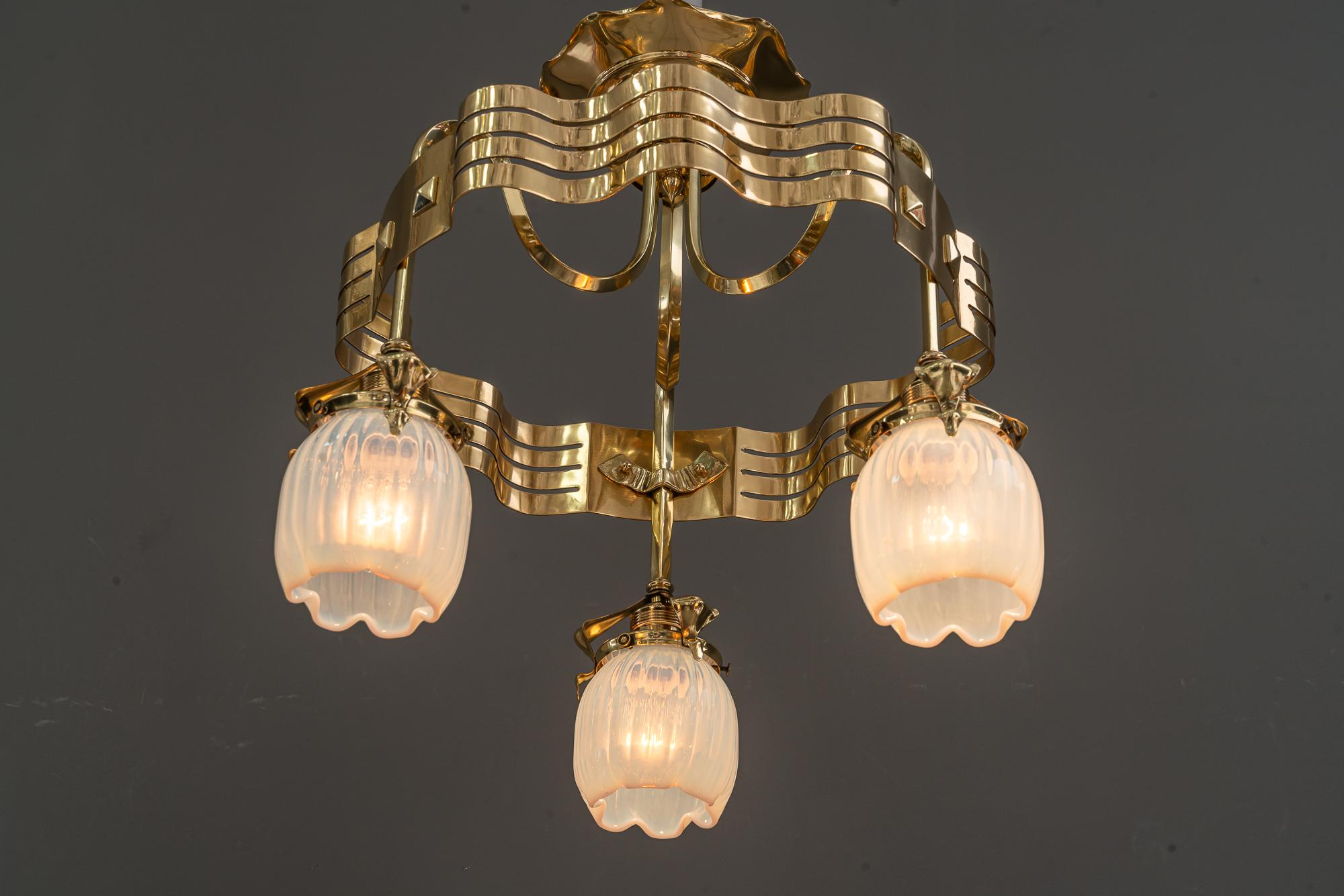 Lampadario Jugendstil con paralumi in vetro opalino vienna 1910 circa in vendita 3