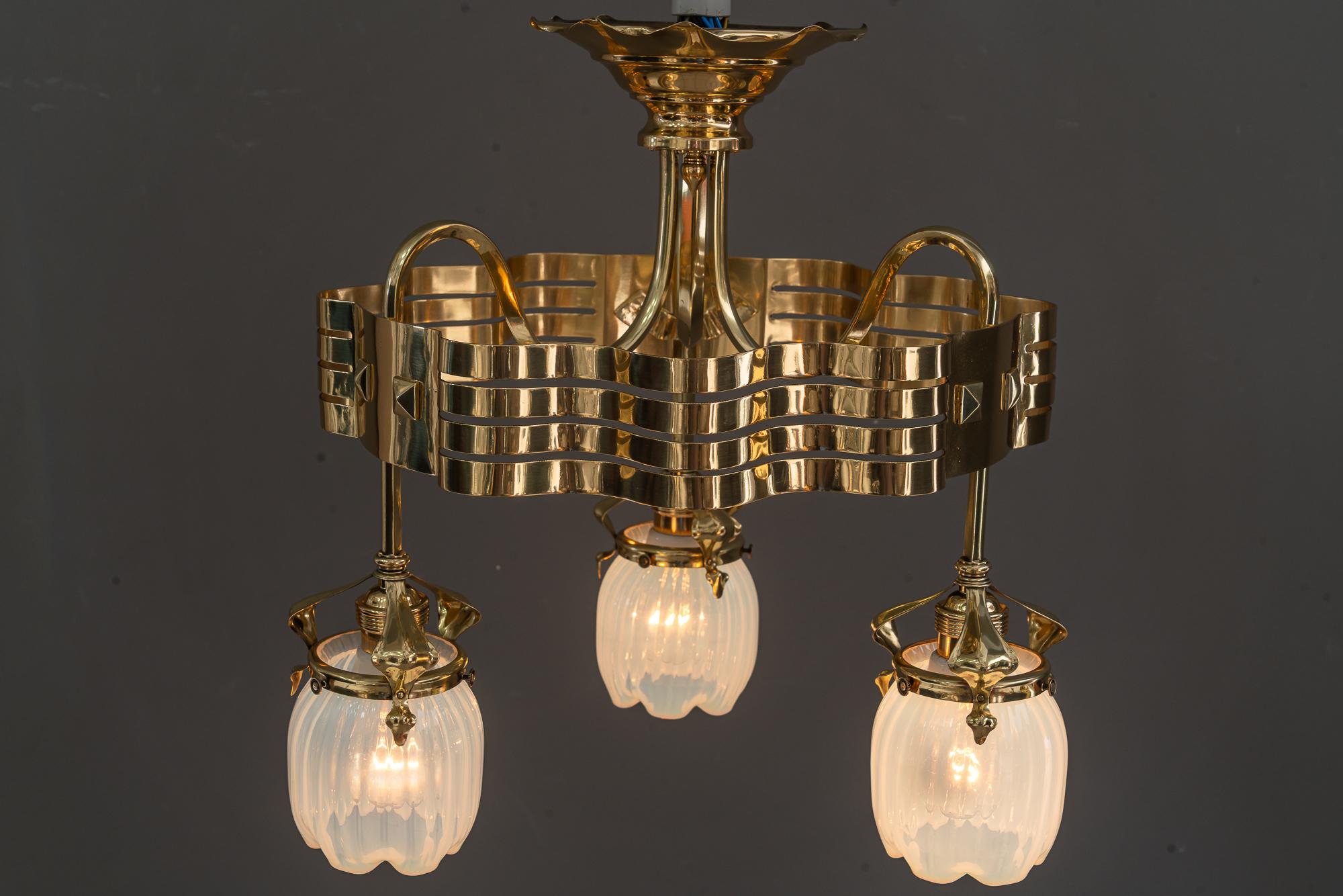 Lampadario Jugendstil con paralumi in vetro opalino vienna 1910 circa in vendita 4