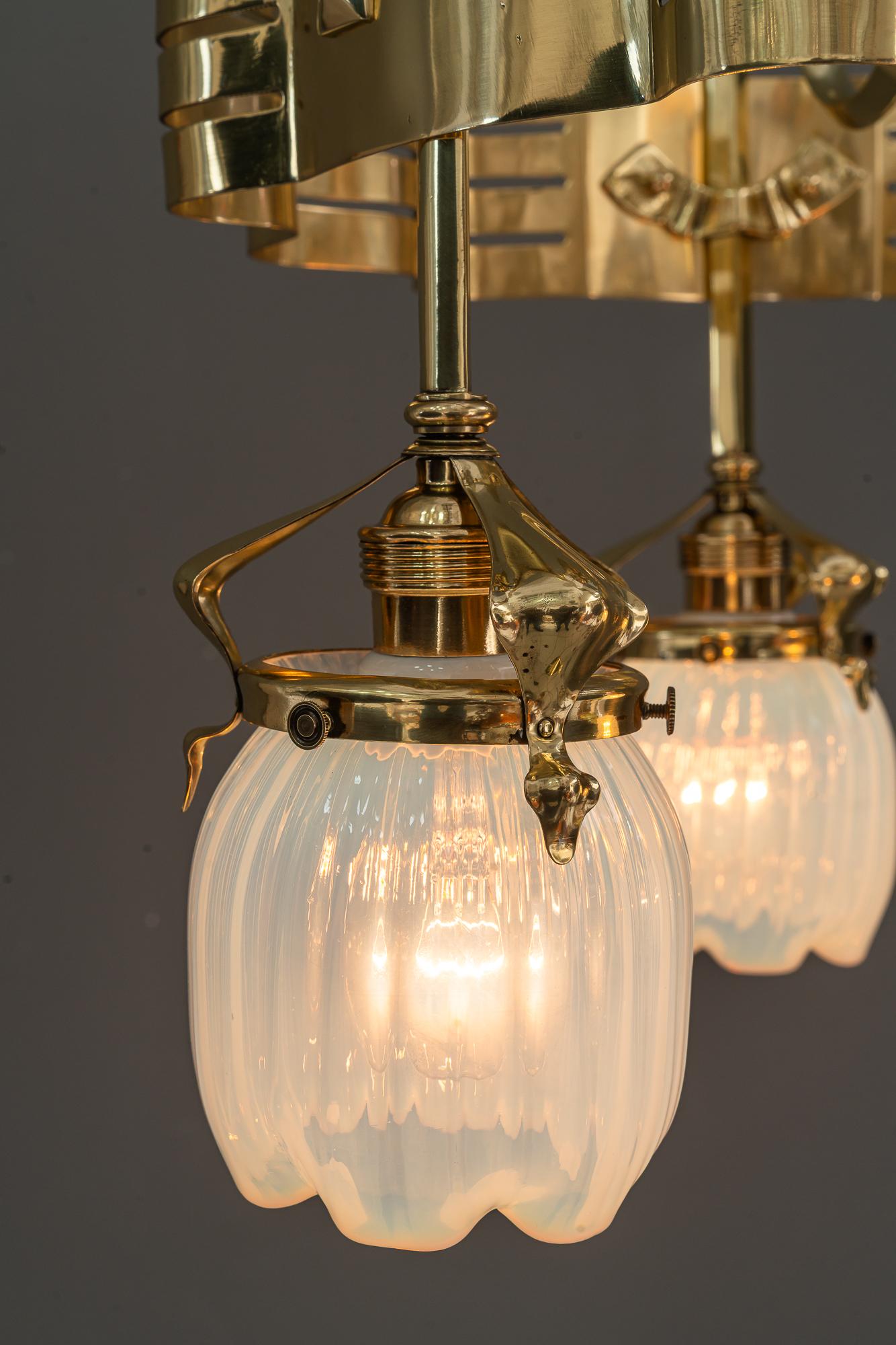 Lampadario Jugendstil con paralumi in vetro opalino vienna 1910 circa in vendita 5