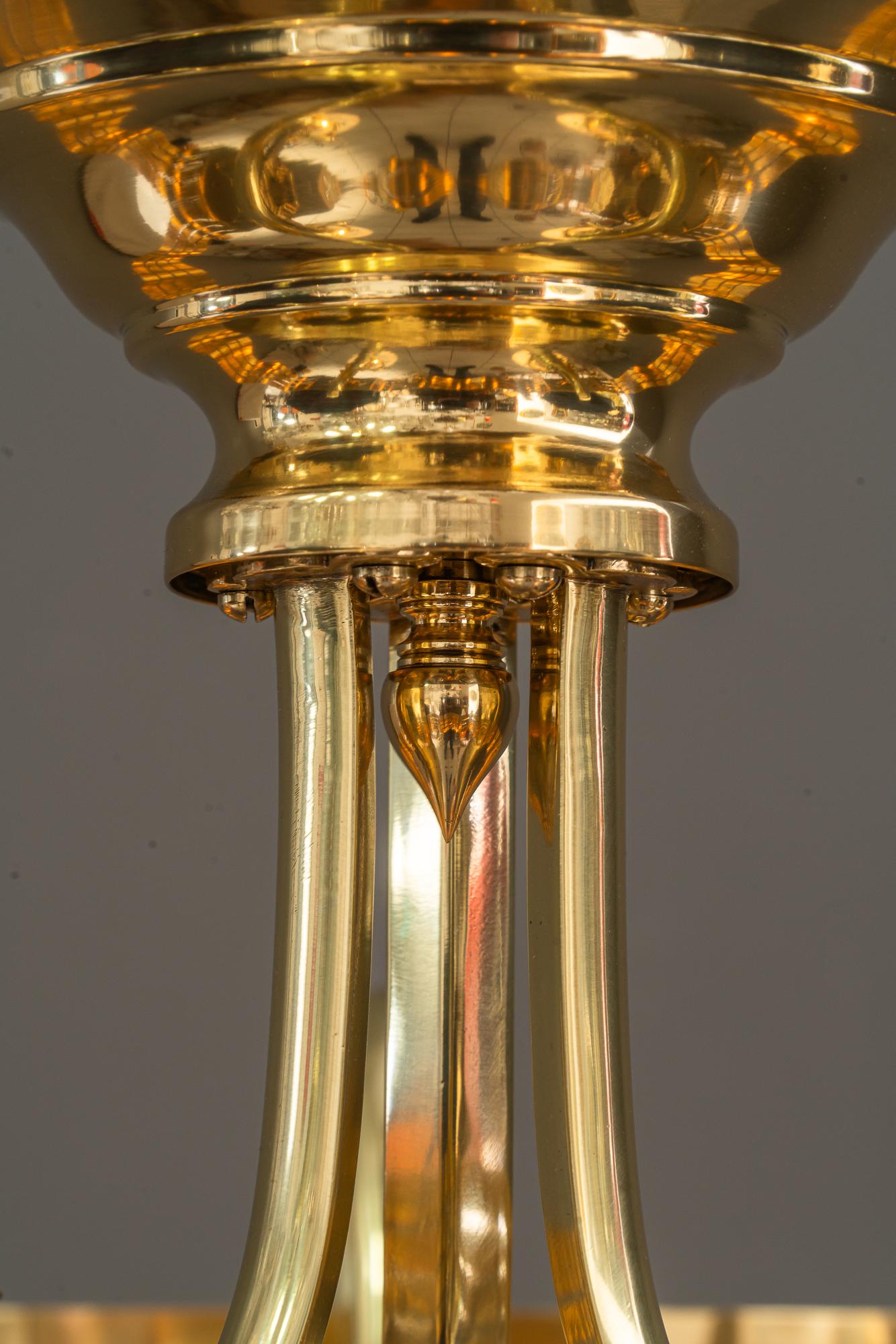 Lampadario Jugendstil con paralumi in vetro opalino vienna 1910 circa in vendita 7