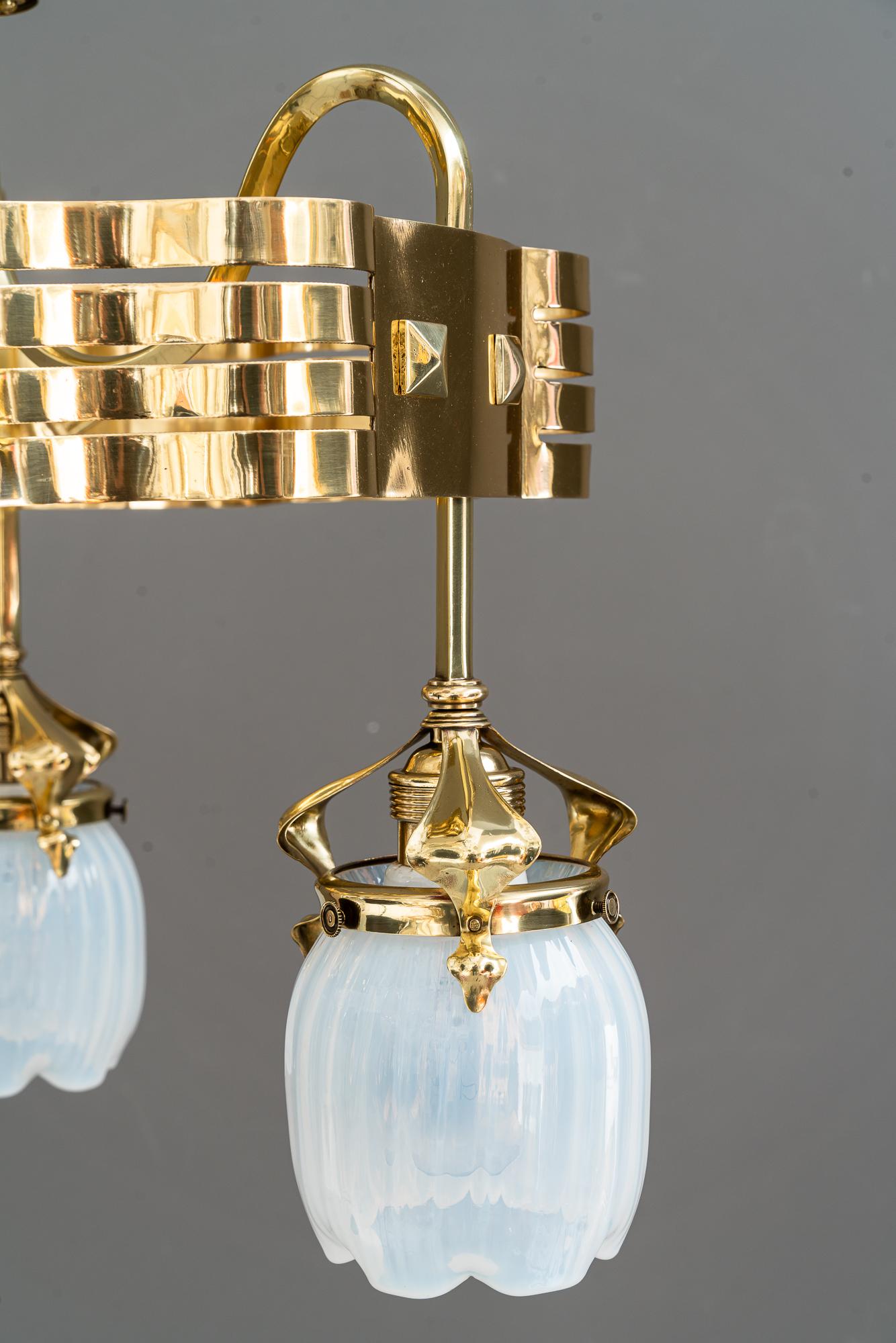 Lampadario Jugendstil con paralumi in vetro opalino vienna 1910 circa
Ottone lucidato e smaltato a fuoco
Paralumi originali in vetro opalino