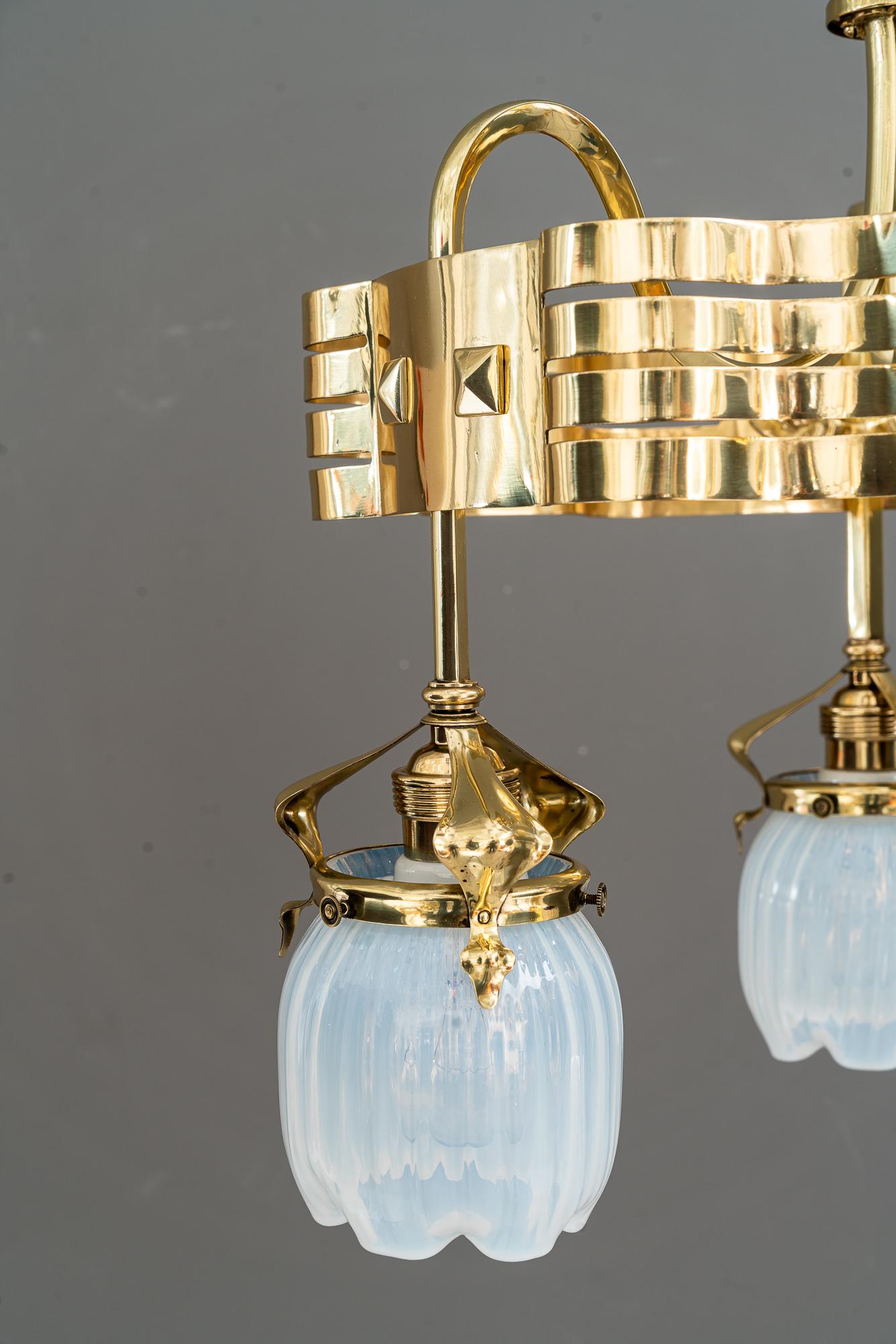 Austriaco Lampadario Jugendstil con paralumi in vetro opalino vienna 1910 circa in vendita