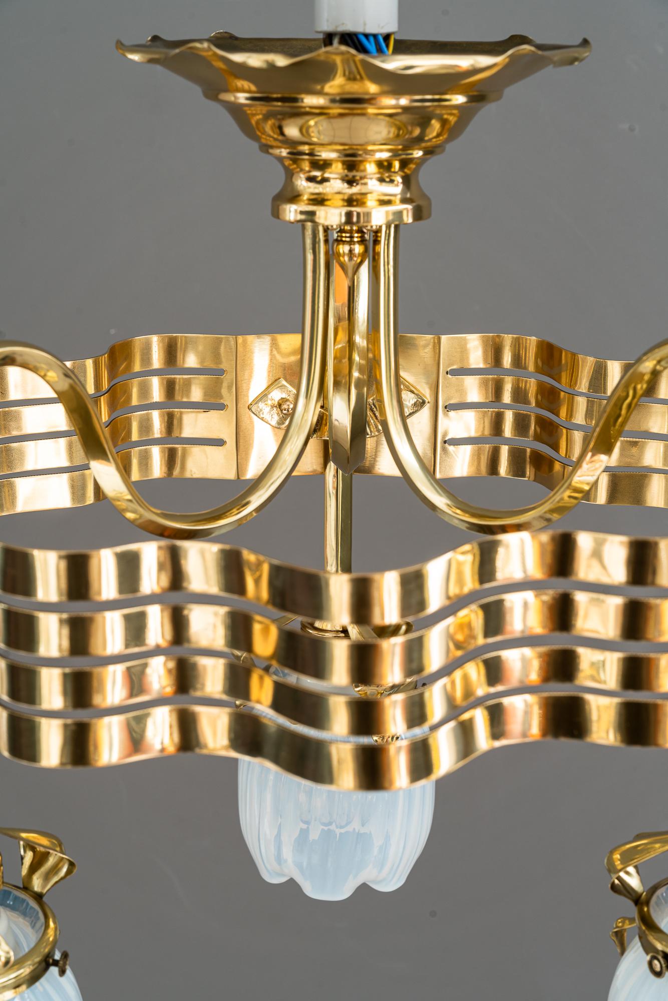 Laccato Lampadario Jugendstil con paralumi in vetro opalino vienna 1910 circa in vendita