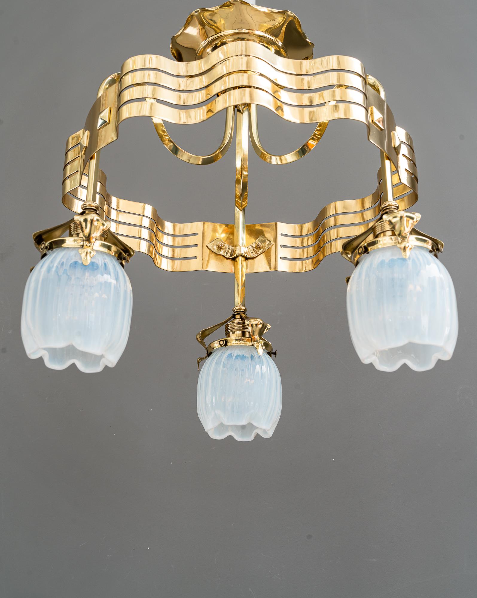 Lampadario Jugendstil con paralumi in vetro opalino vienna 1910 circa In condizioni buone in vendita a Wien, AT