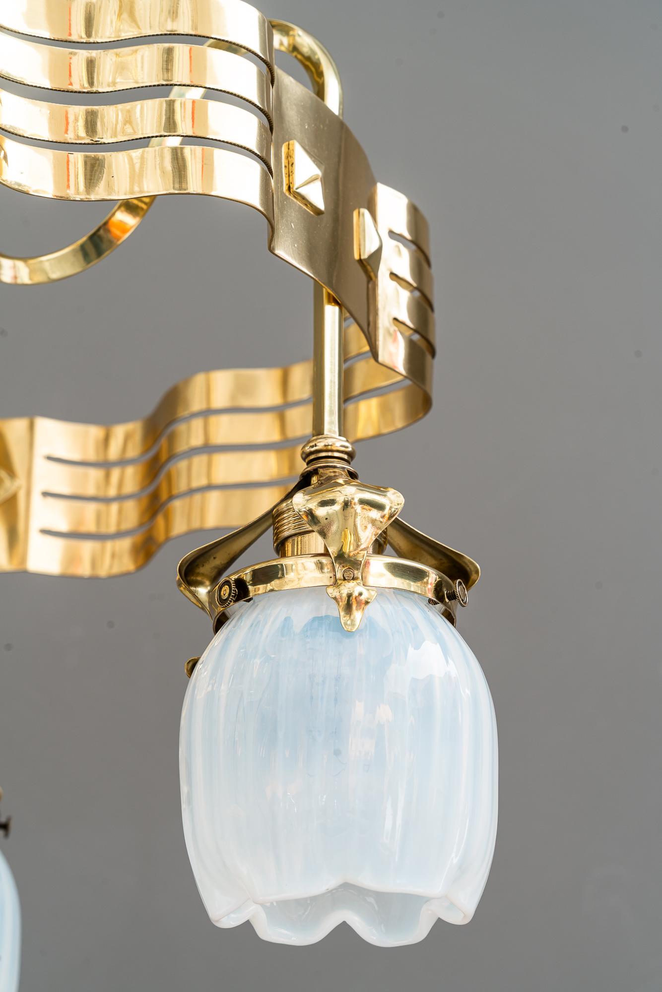 Inizio XX secolo Lampadario Jugendstil con paralumi in vetro opalino vienna 1910 circa in vendita