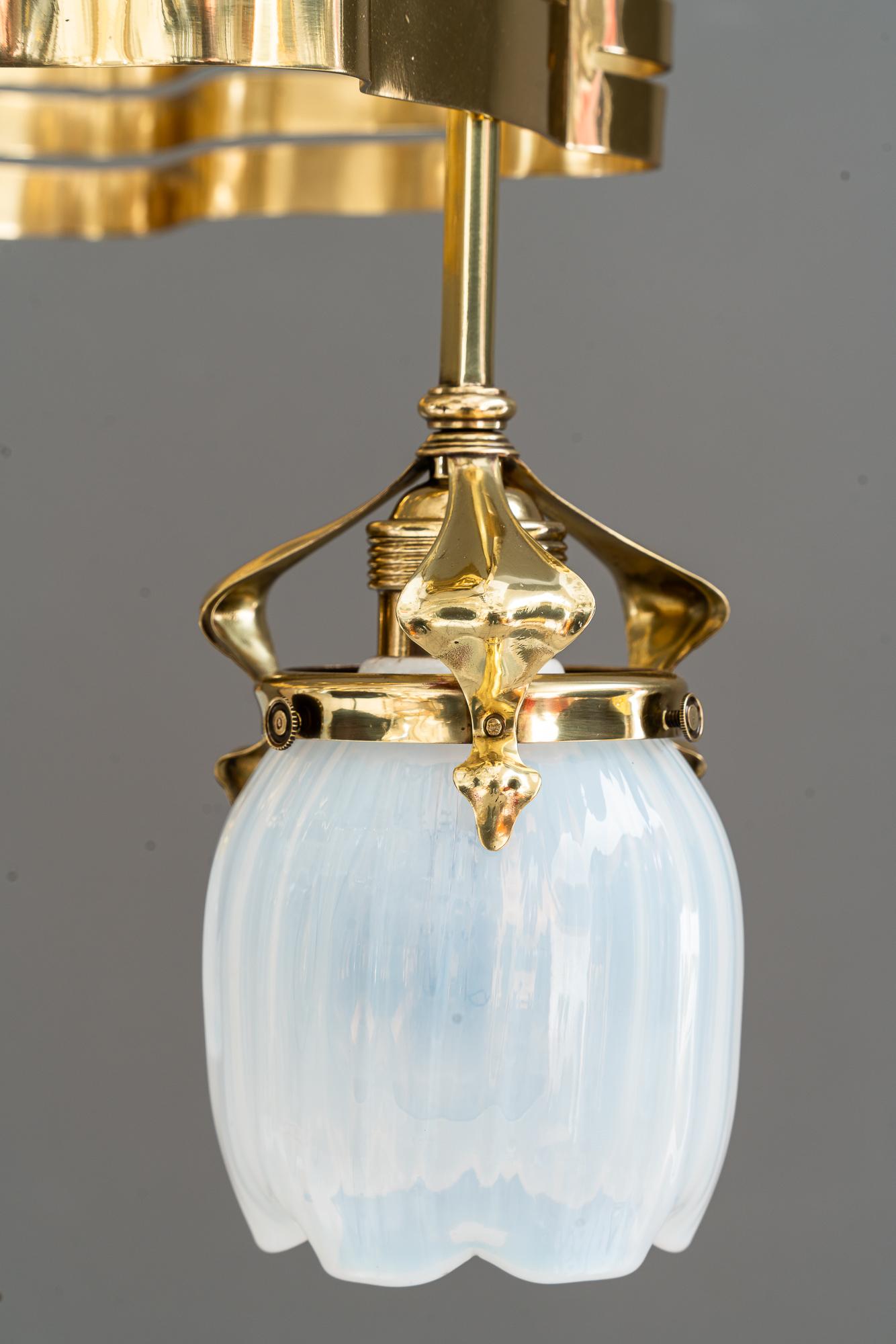 Ottone Lampadario Jugendstil con paralumi in vetro opalino vienna 1910 circa in vendita
