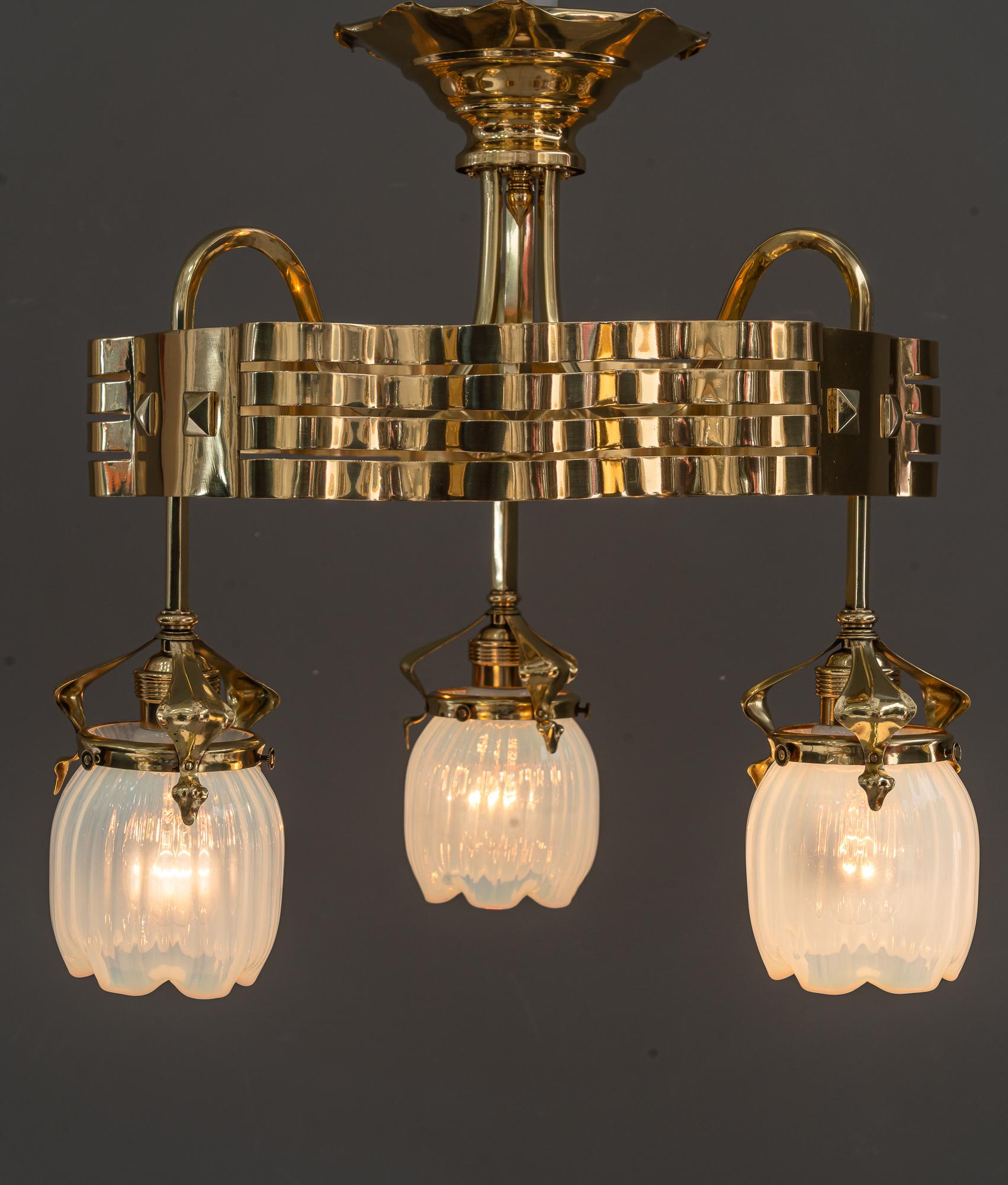 Lampadario Jugendstil con paralumi in vetro opalino vienna 1910 circa in vendita 1