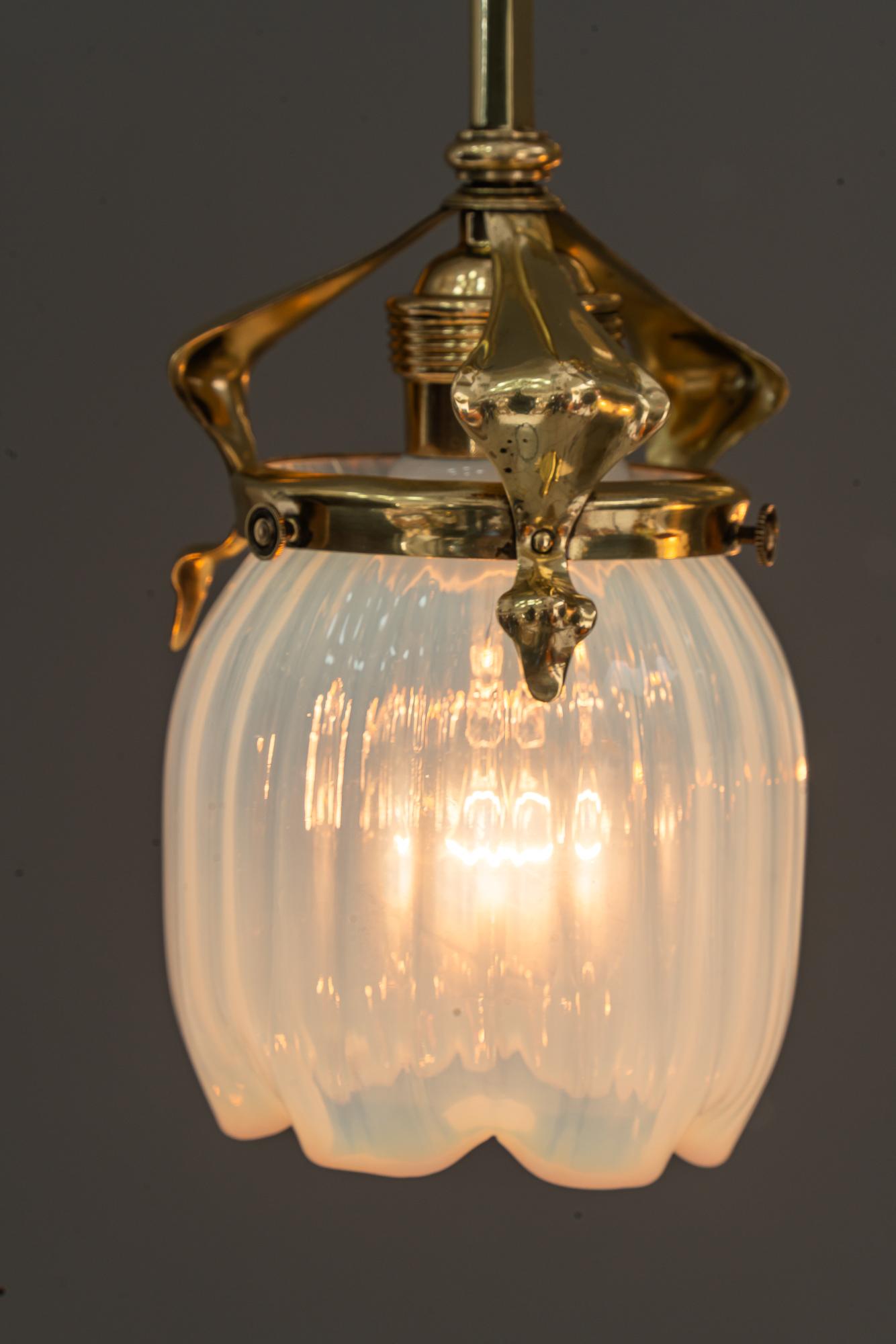 Lampadario Jugendstil con paralumi in vetro opalino vienna 1910 circa in vendita 2