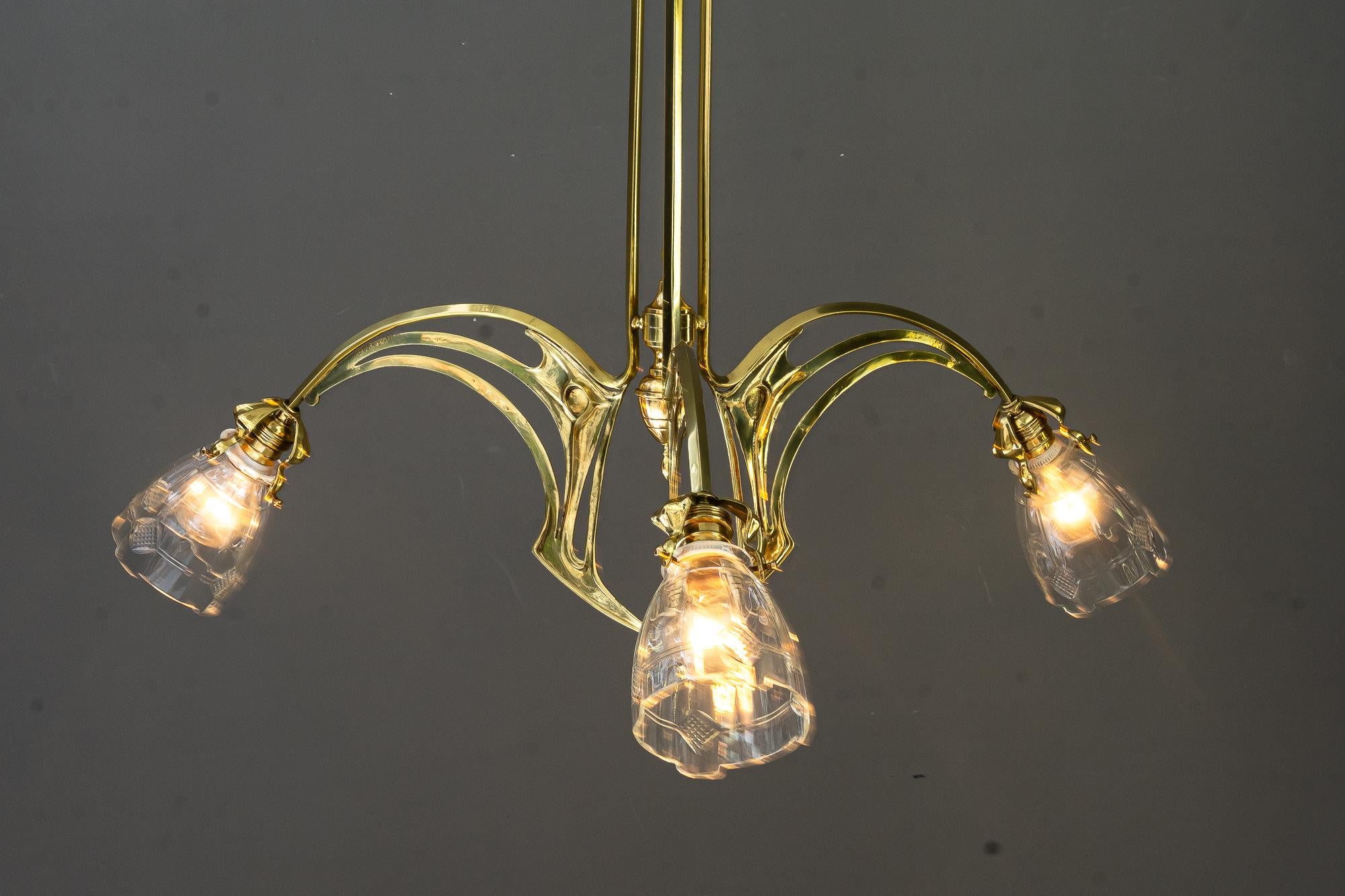 Jugendstil-Kronleuchter im Jugendstil mit originalen geschliffenen Glasschirmen Vienna um 1910 3