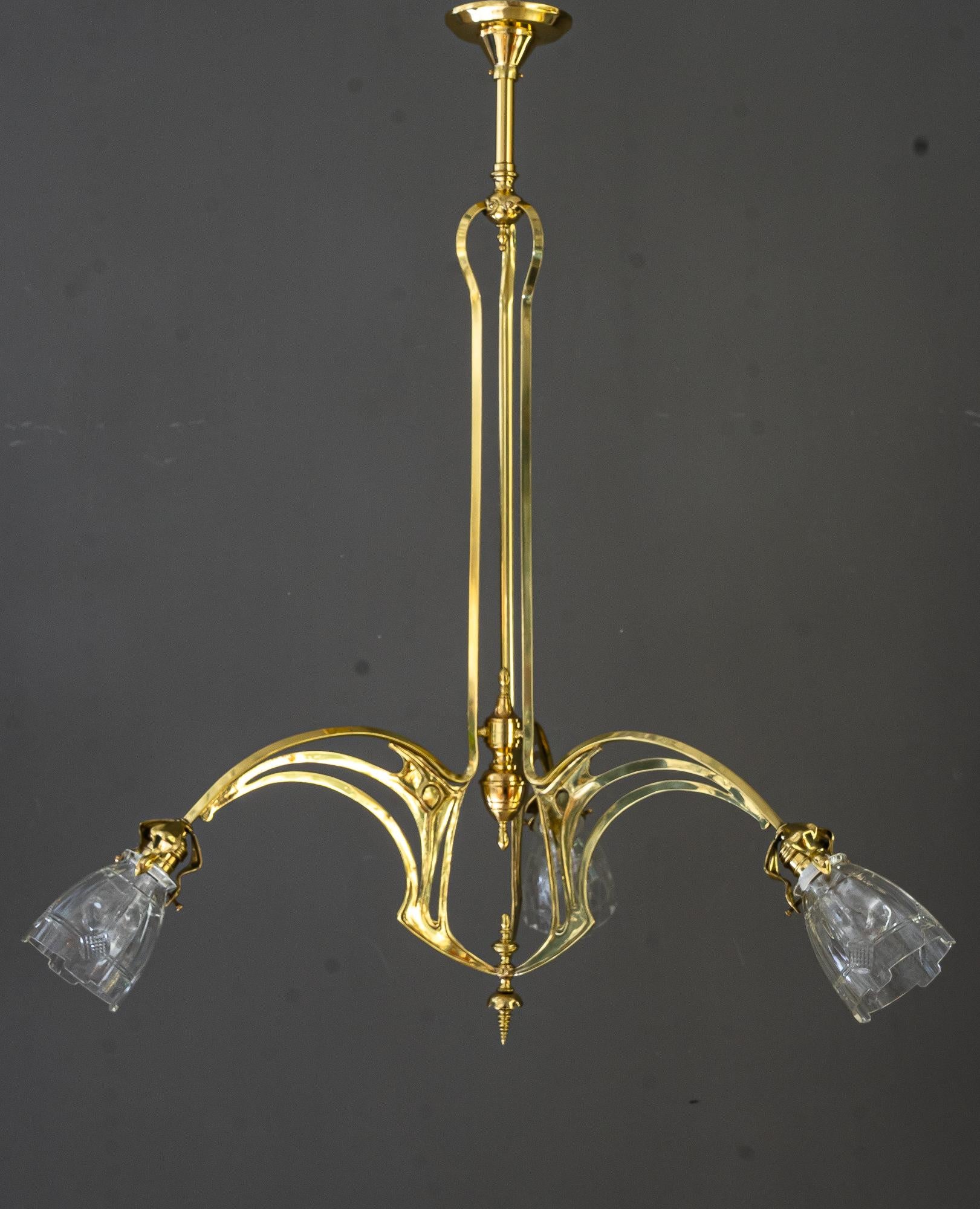 Jugendstil-Kronleuchter im Jugendstil mit originalen geschliffenen Glasschirmen Vienna um 1910 (Österreichisch)