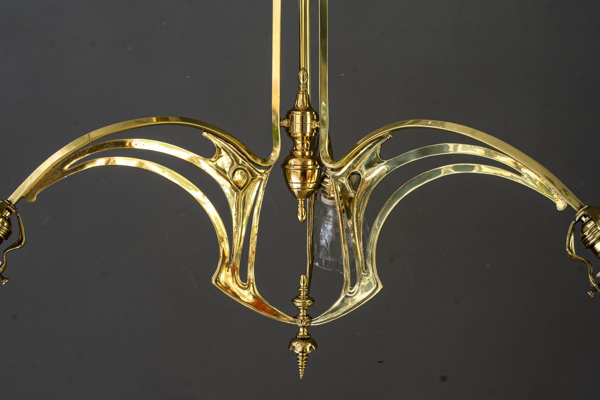 Jugendstil-Kronleuchter im Jugendstil mit originalen geschliffenen Glasschirmen Vienna um 1910 im Zustand „Gut“ in Wien, AT