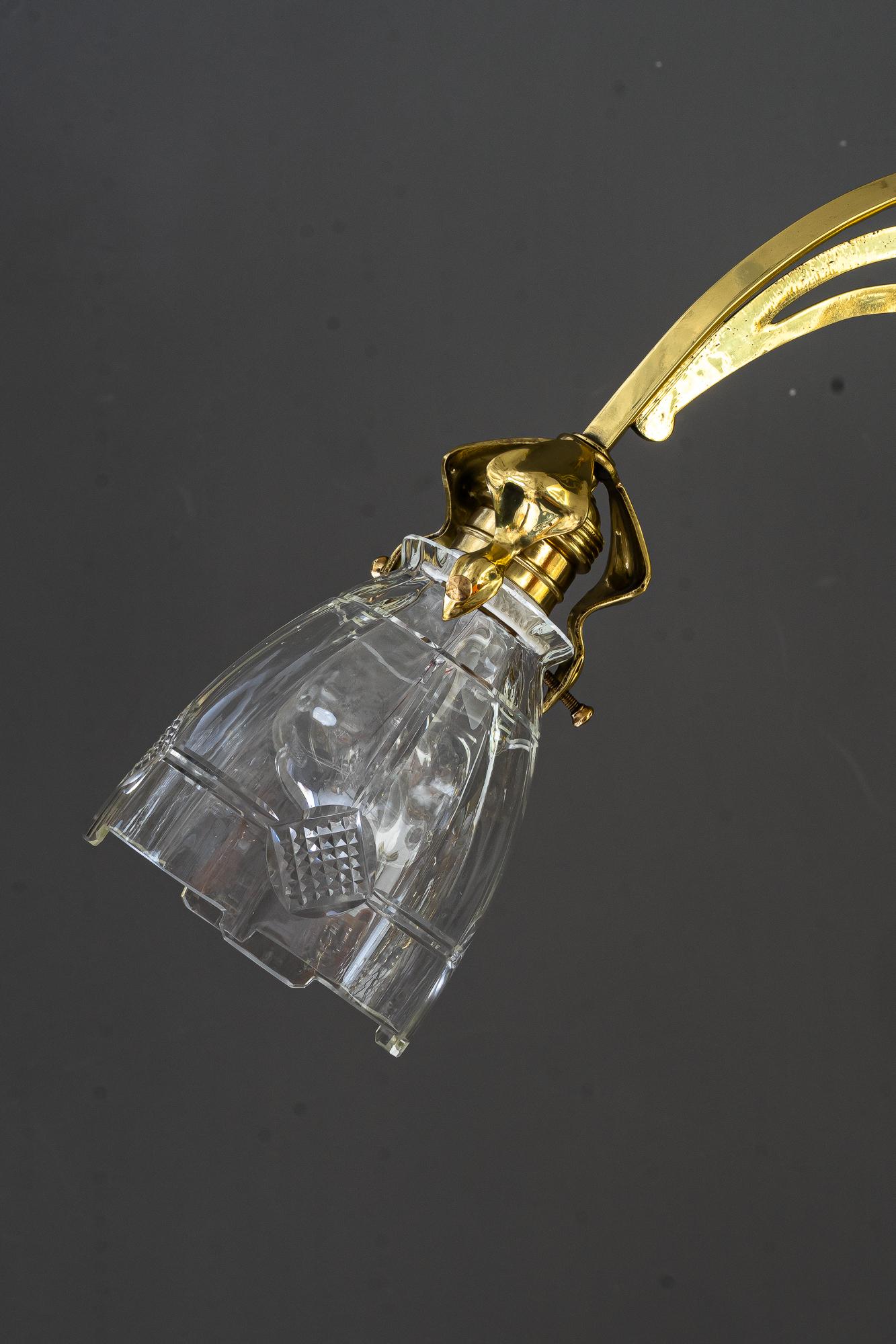 Jugendstil-Kronleuchter im Jugendstil mit originalen geschliffenen Glasschirmen Vienna um 1910 (Messing)