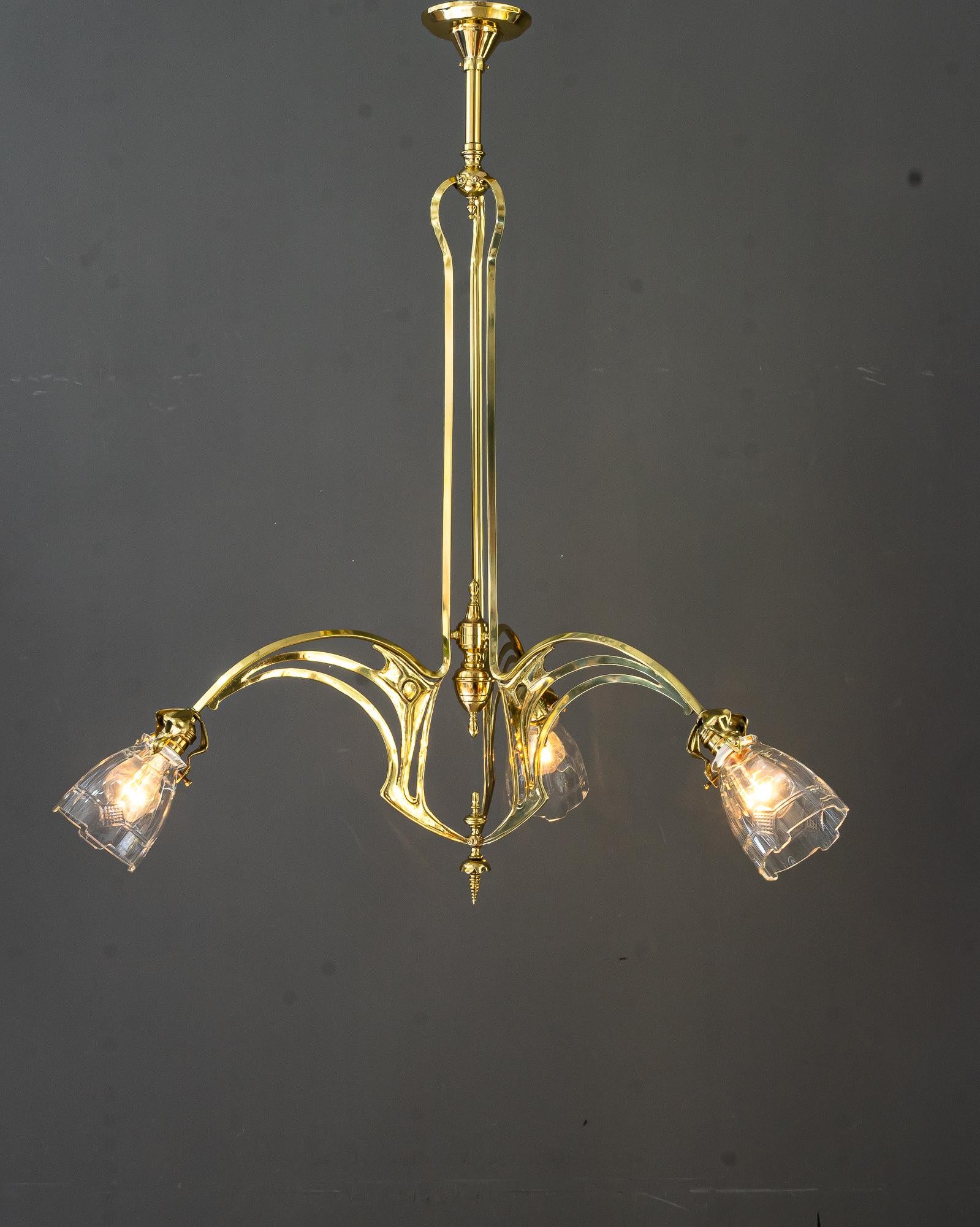 Jugendstil-Kronleuchter im Jugendstil mit originalen geschliffenen Glasschirmen Vienna um 1910 2