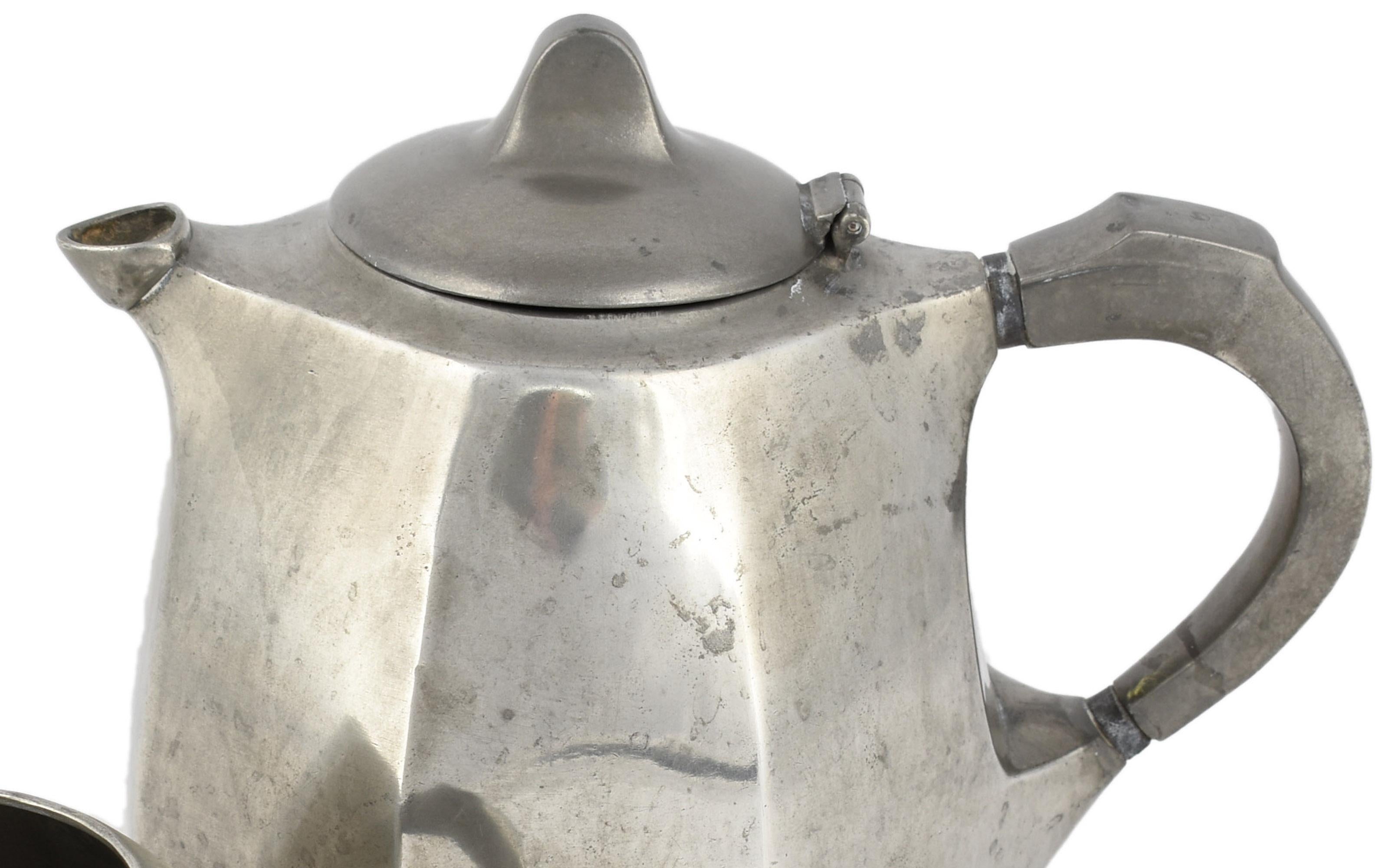 La cafetière et le crémier Jugendstil sont des objets décoratifs originaux réalisés dans la première moitié du 20e siècle.

Boîte originale. Réalisé en Allemagne. 

Le set comprend une cafetière en étain (H. 16,5 cm) et une crémière en étain (H.
