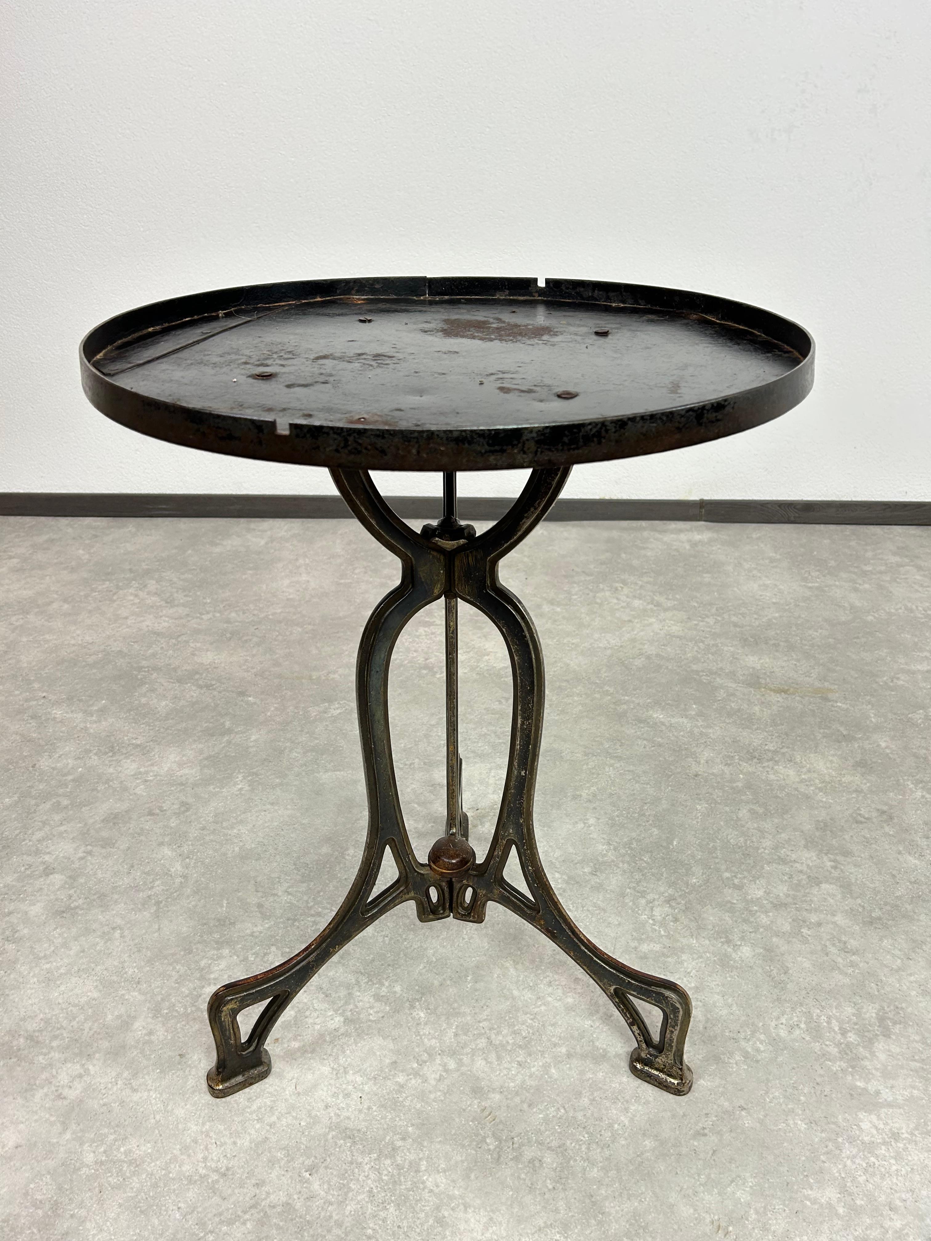 Slovaque  Table basse Jugendstil en vente