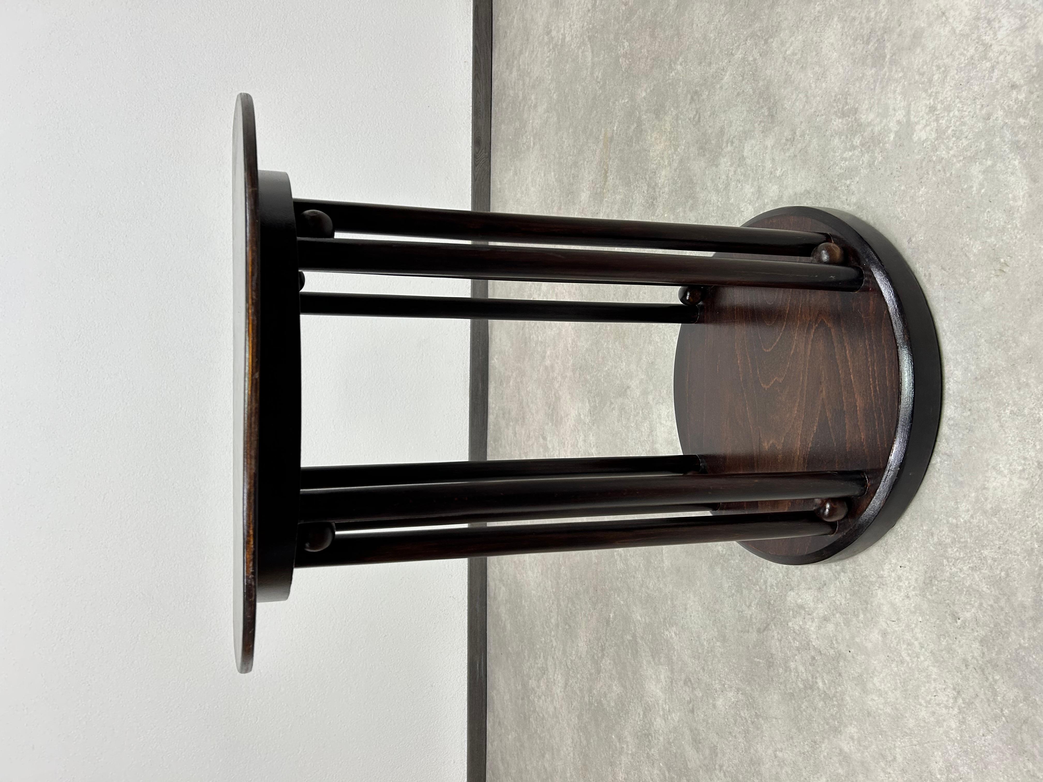 Table basse Jugendstil n° 406 de Josef Hoffmann pour Cabaret Fledermaus. Teinté et repoli par des professionnels.