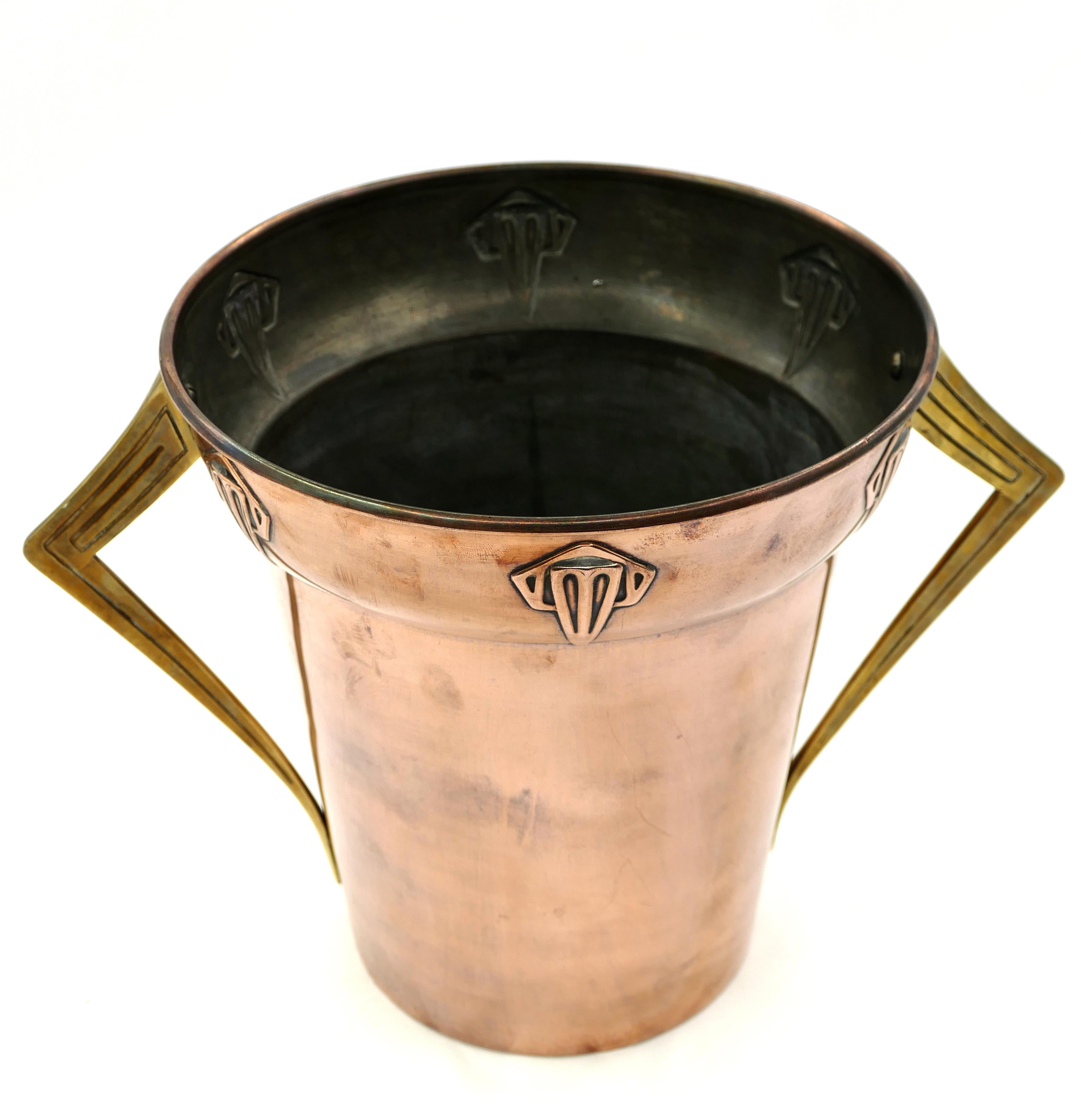 Metal Jugendstil ice container is an original decorative object realized in the first decades of the 20th century.

Made in copper, brass handle, the interior part is made in tin.

Very good conditions.

Beautiful Jugendstil decorative object